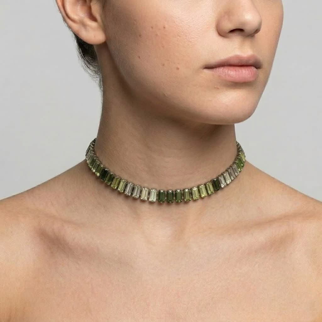 Vista frontal de una mujer luciendo el collar choker "Rivière Olivo" ajustado a la base del cuello, resaltando su luz.