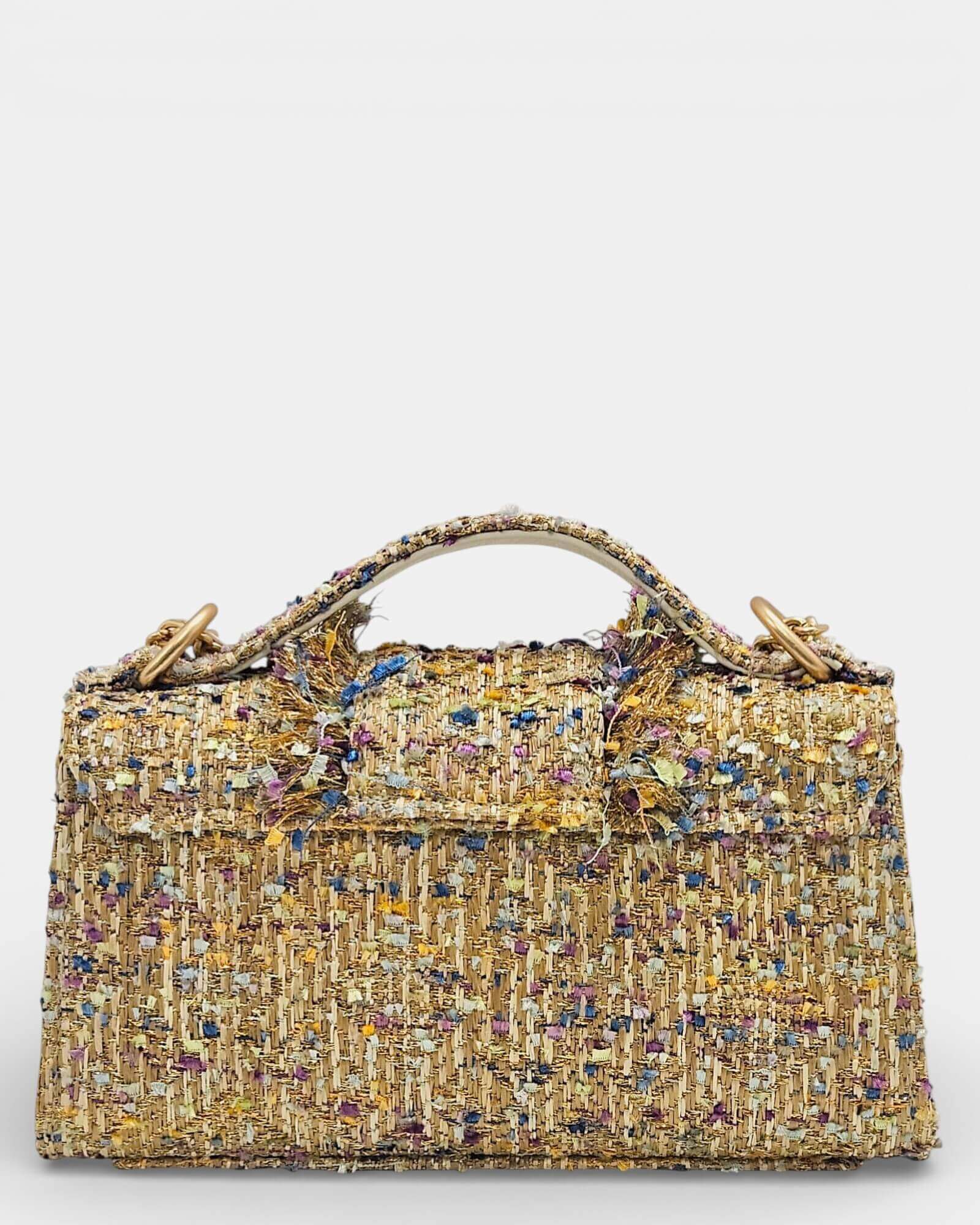 Vista posterior de bolso Kooreloo de tweed multicolor con asa superior rígida forrada.