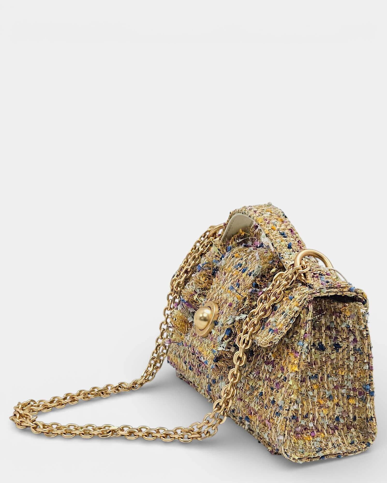 Vista lateral de bolso Kooreloo con asa de mano y correa de cadena dorada de eslabones redondos.