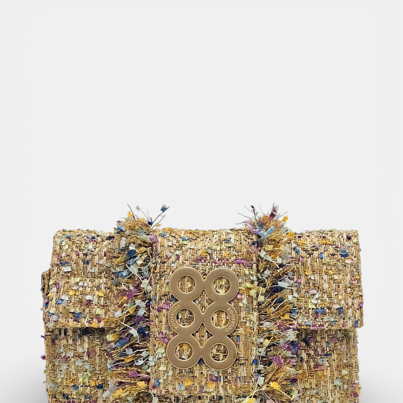 Bolso de mano Kooreloo confeccionado en tweed multicolor con detalles deshilachados y broche dorado de seis círculos.
