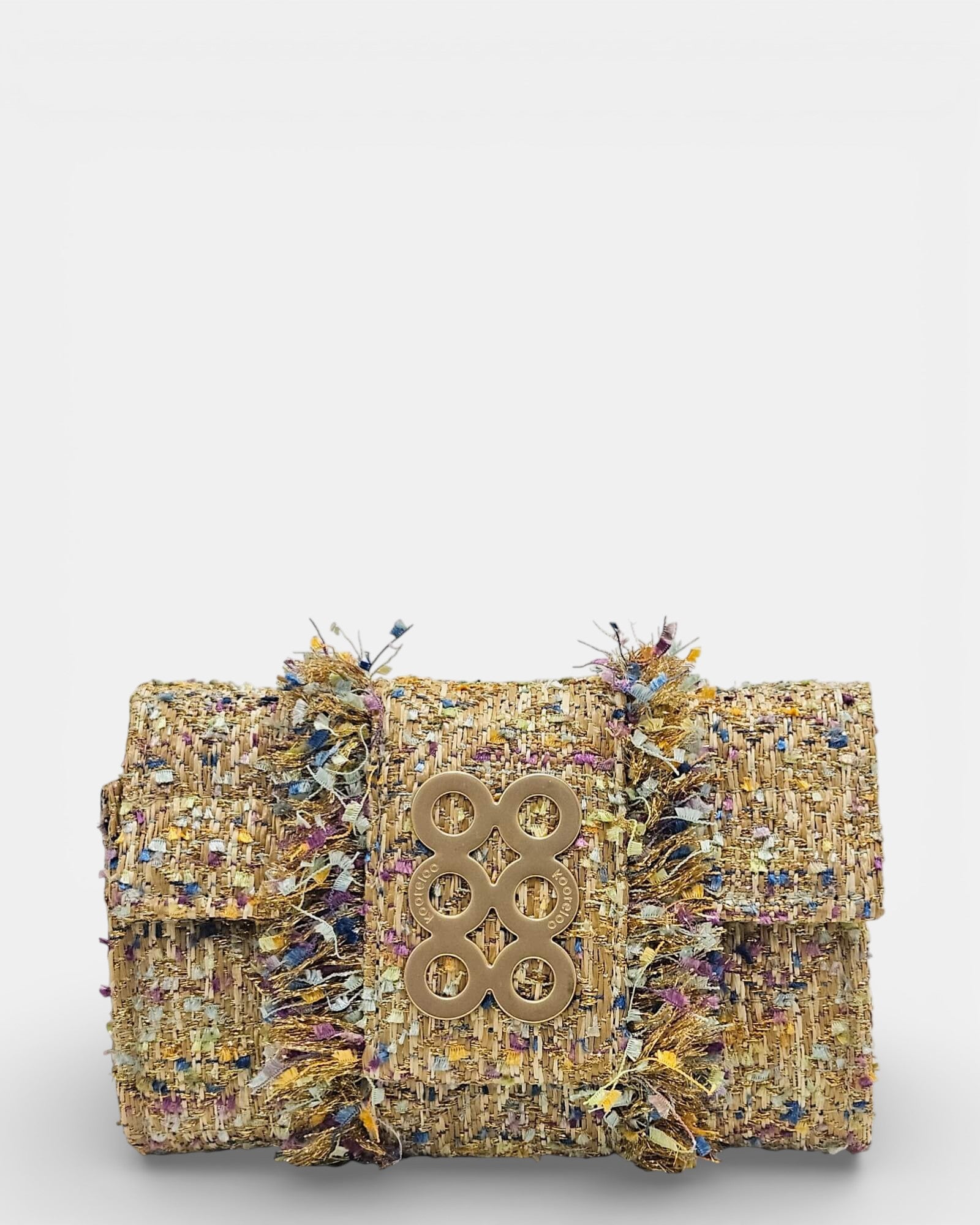 Bolso de mano Kooreloo confeccionado en tweed multicolor con detalles deshilachados y broche dorado de seis círculos.