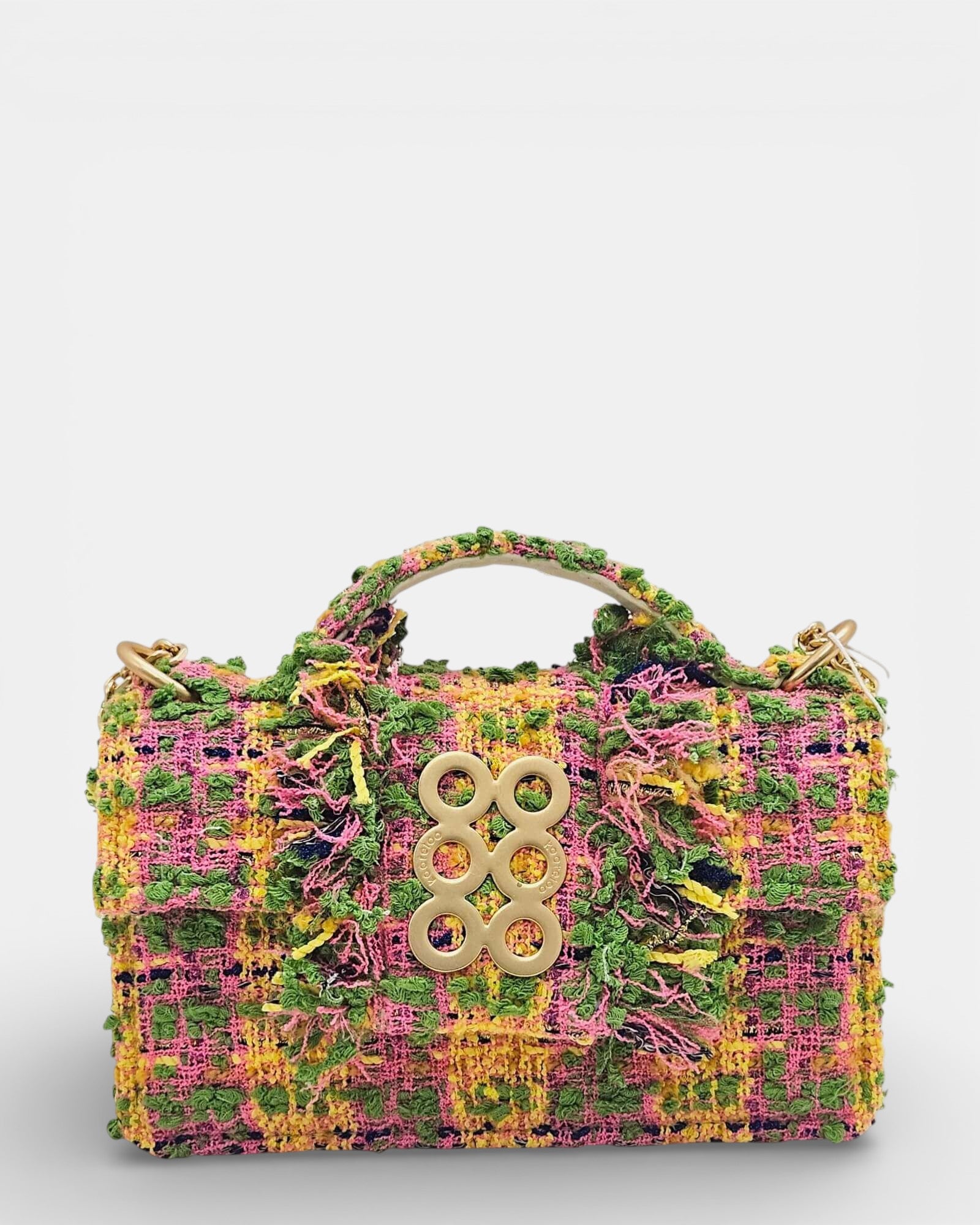 Vista frontal de bolso de mano Kooreloo confeccionado en tweed multicolor con detalles deshilachados y broche dorado de seis círculos.