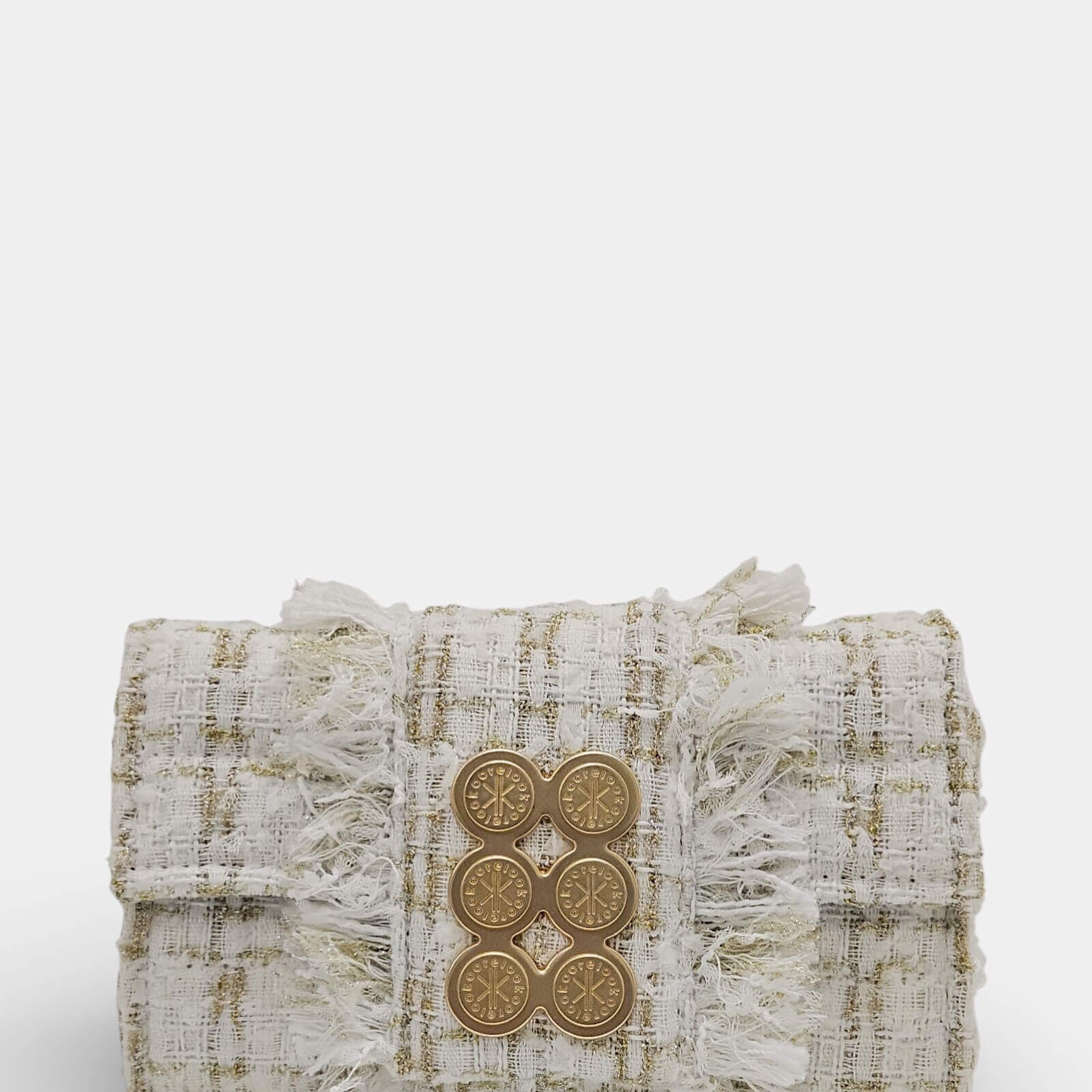 Primer plano frontal de bolso Kooreloo en tweed blanco y oro, resaltando el broche metálico de seis círculos grabados.