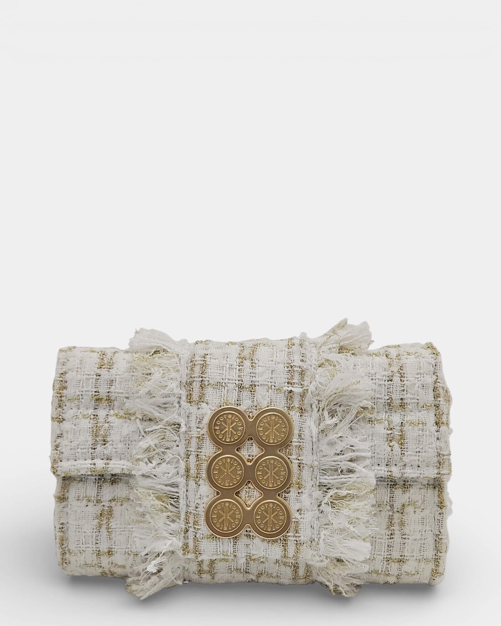 Primer plano frontal de bolso Kooreloo en tweed blanco y oro, resaltando el broche metálico de seis círculos grabados.