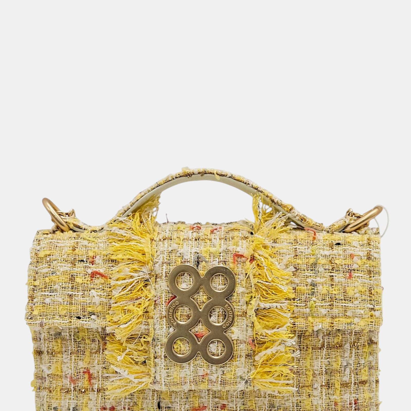 Bolso Kooreloo New Yorker en tweed amarillo vibrante con detalles de flecos y el icónico cierre dorado de seis círculos.