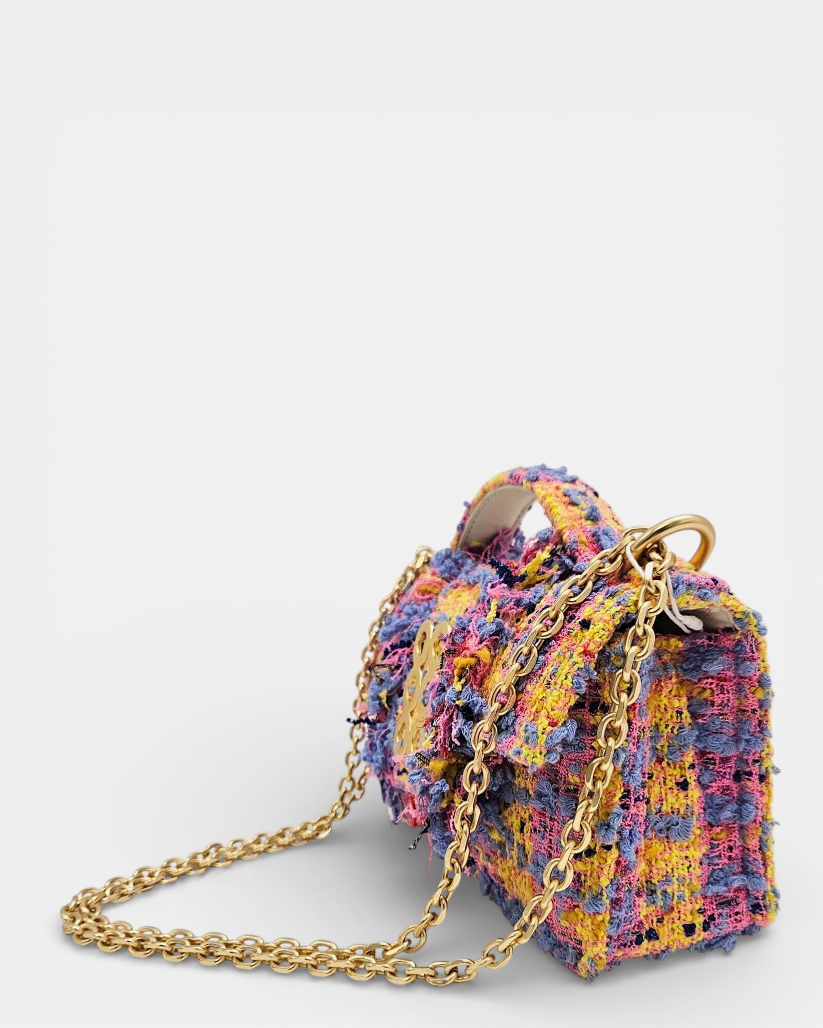 Bolso mini Kooreloo con cadena de eslabones dorados y acabado desflecado.