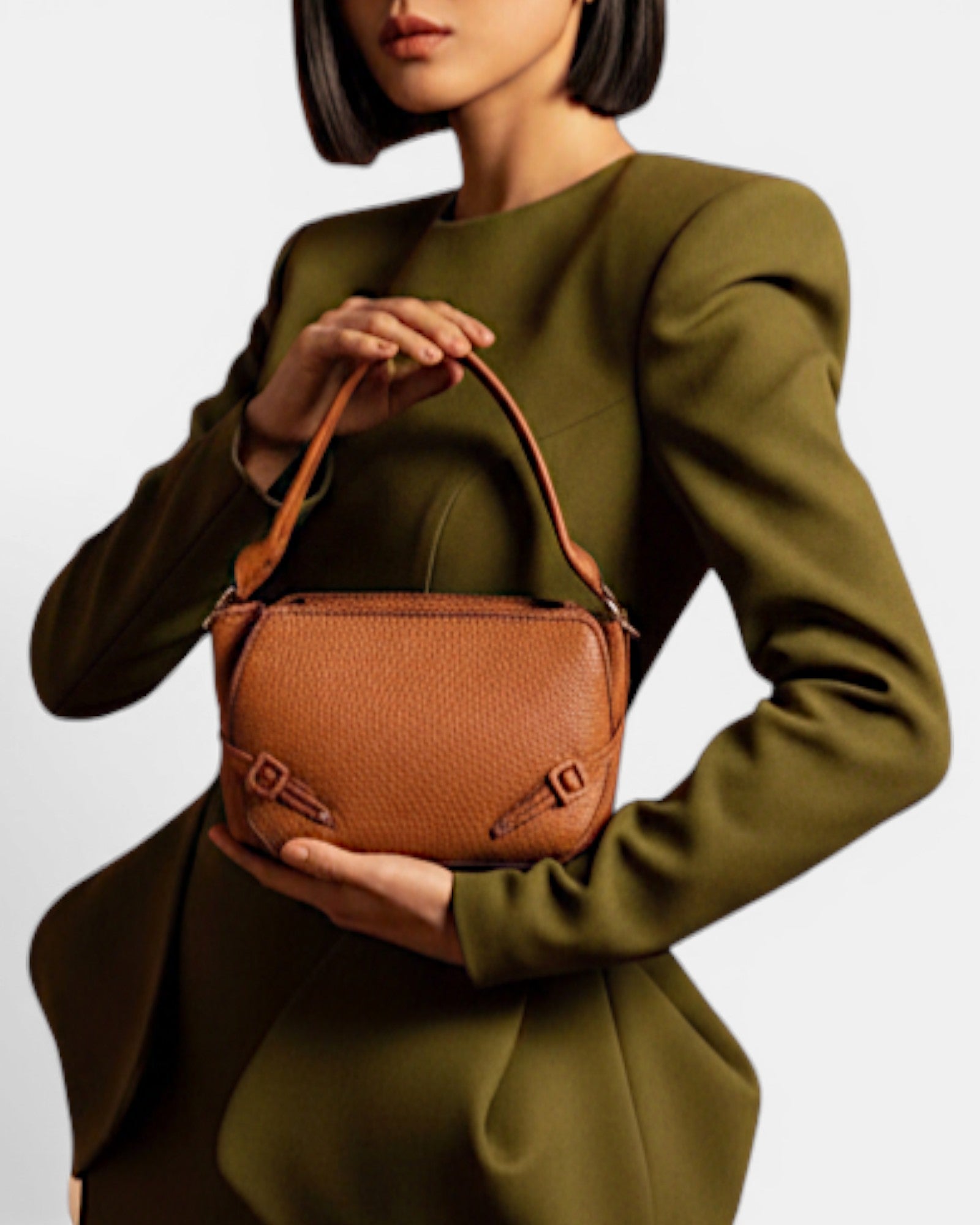 Mujer luciendo el bolso Vita Queen como bolso de mano, resaltando su tamaño proporcional y elegante.