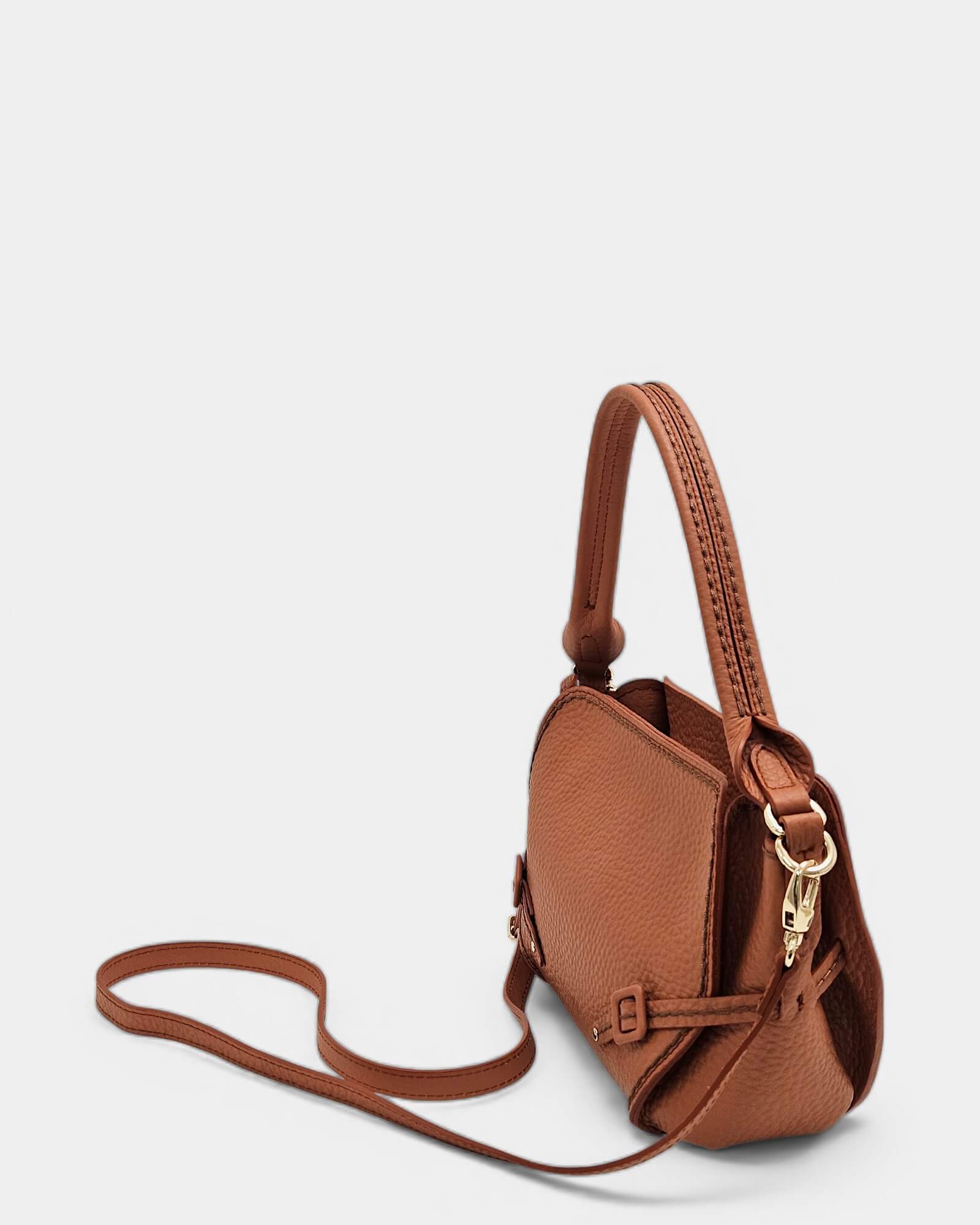 Vista lateral del bolso Vita Queen de Plinio Visonà mostrando la bandolera extraíble y la textura de la piel.