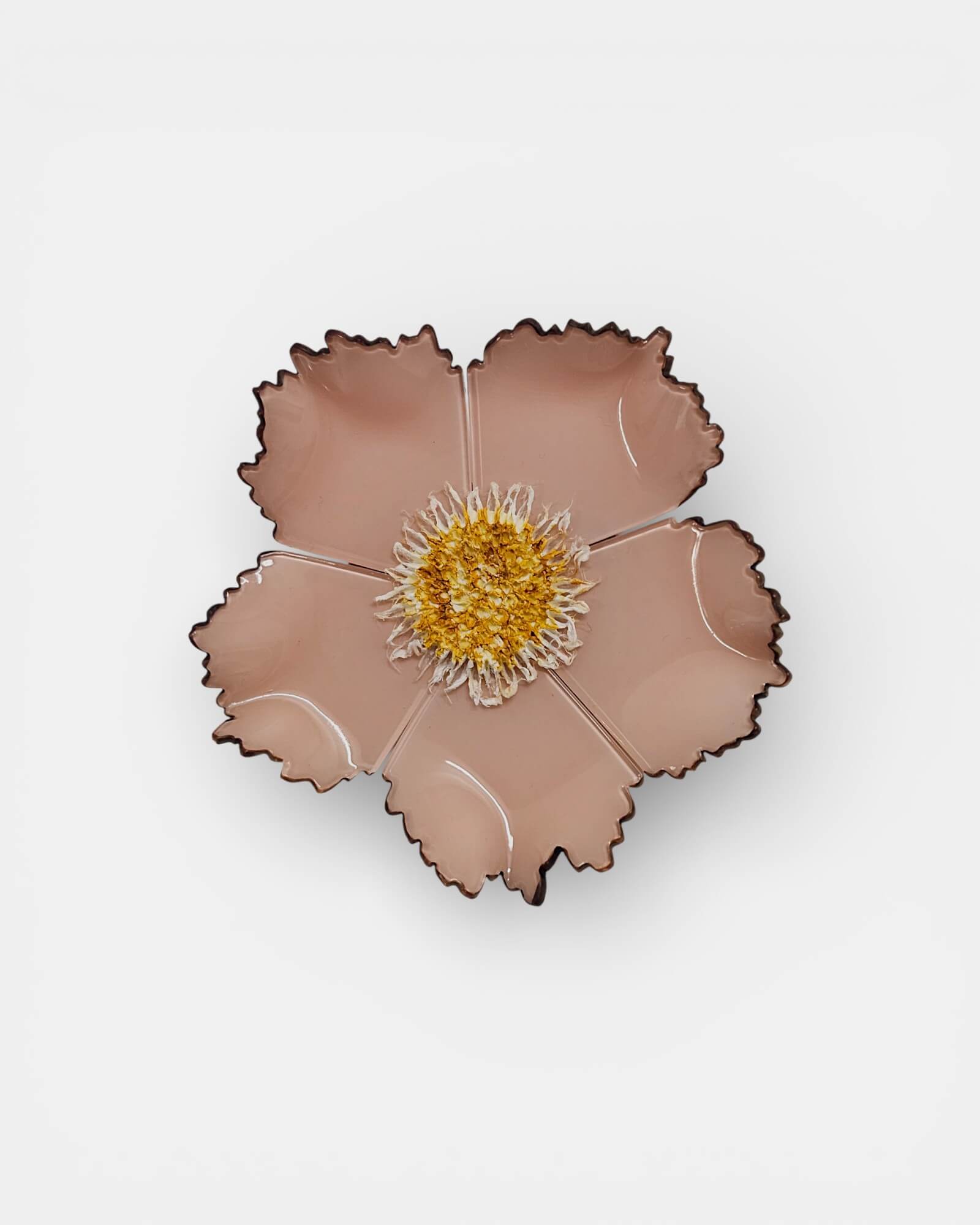 Broche artesanal de flor silvestre de cinco pétalos en color nude rosado con acabado brillante y centro amarillo.