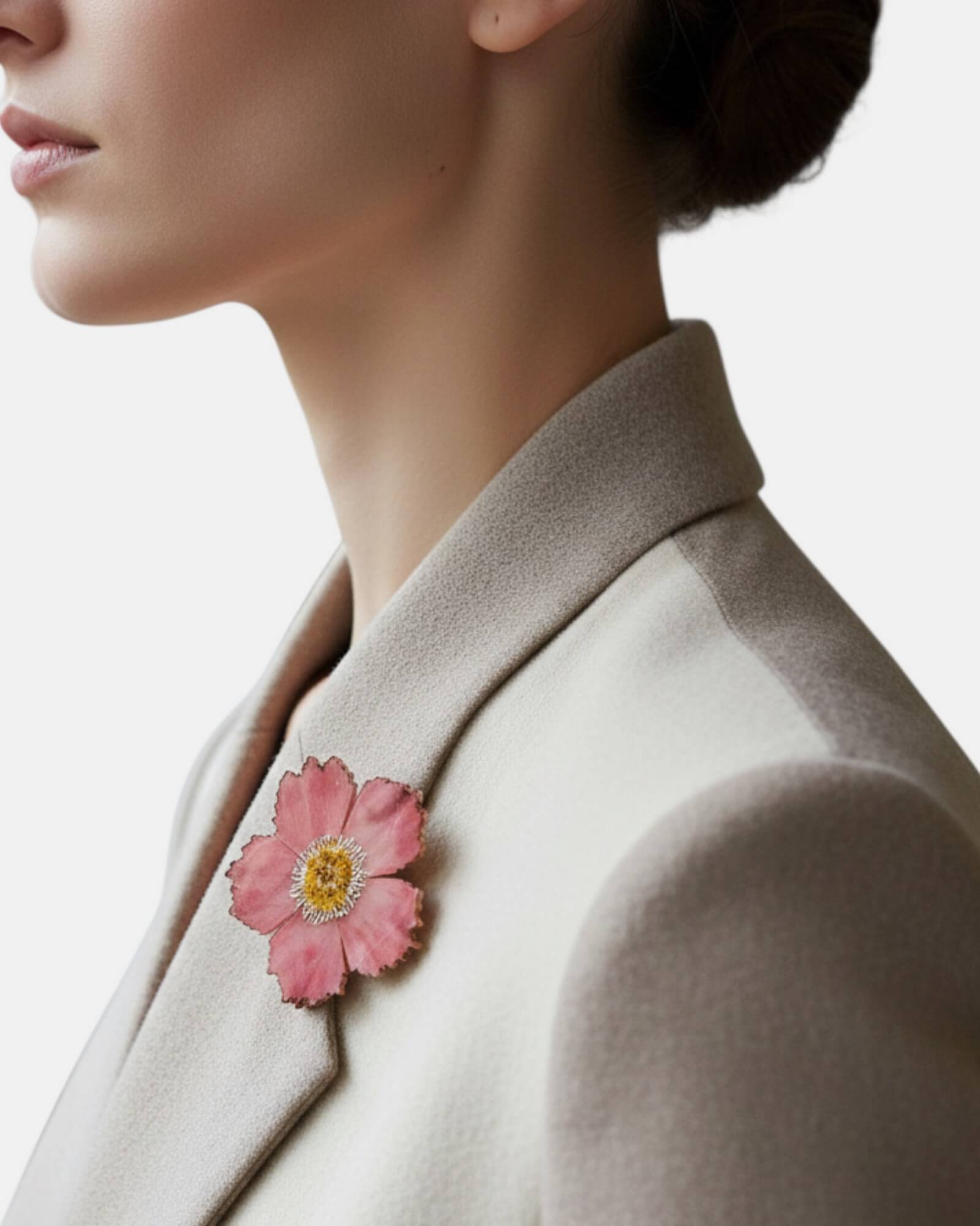 Broche artesanal de flor silvestre rosa viejo en saco beige, accesorio elegante Sanci