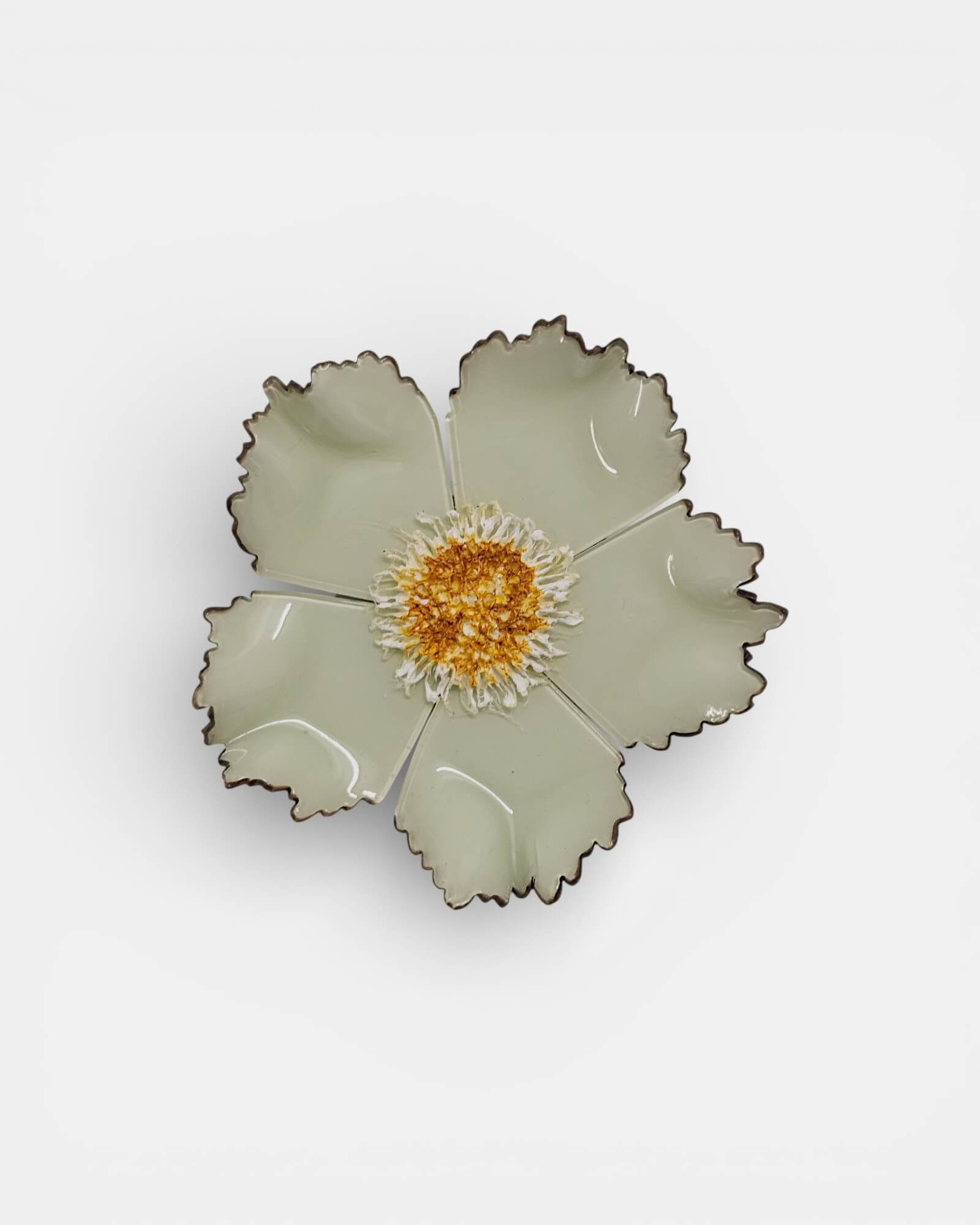 Detalle macro del centro floral texturizado y pétalos en color verde agua con bordes orgánicos oscurecidos.