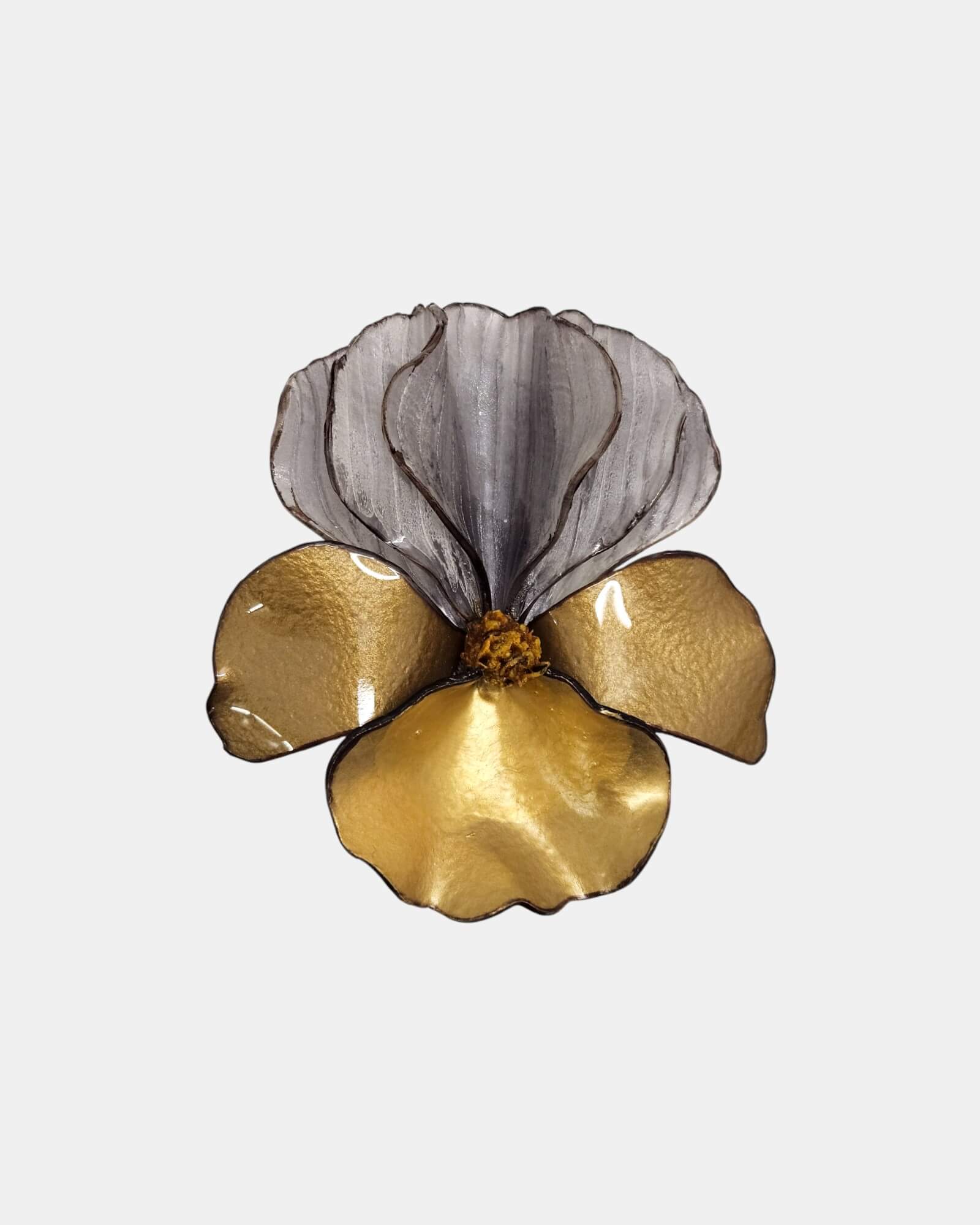 Broche floral de diseño con contraste de color gris humo y oro vibrante, joyería artística de Sanci.