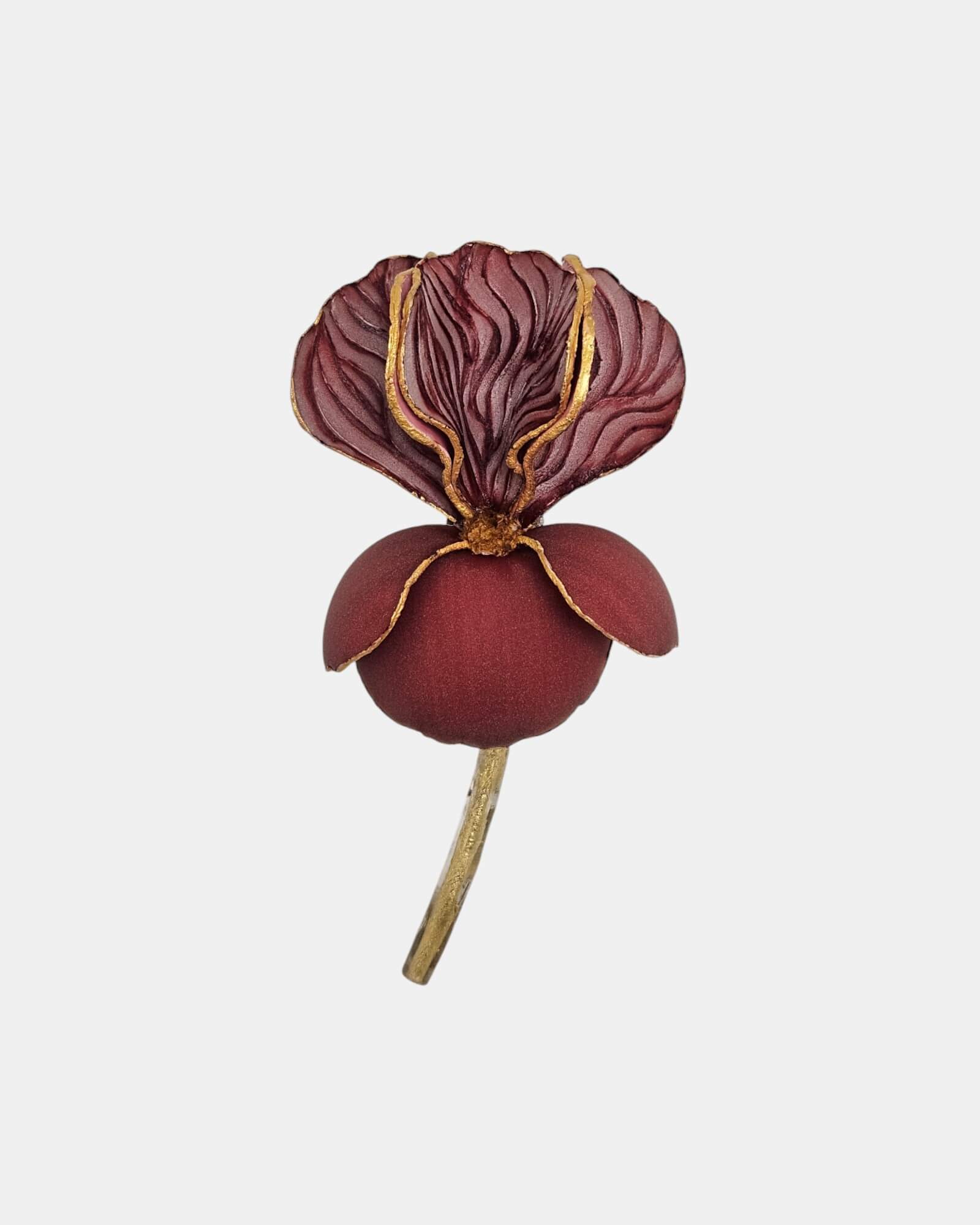 Broche de flor de iris en color burdeos con tallo dorado y acabado mate artesanal.