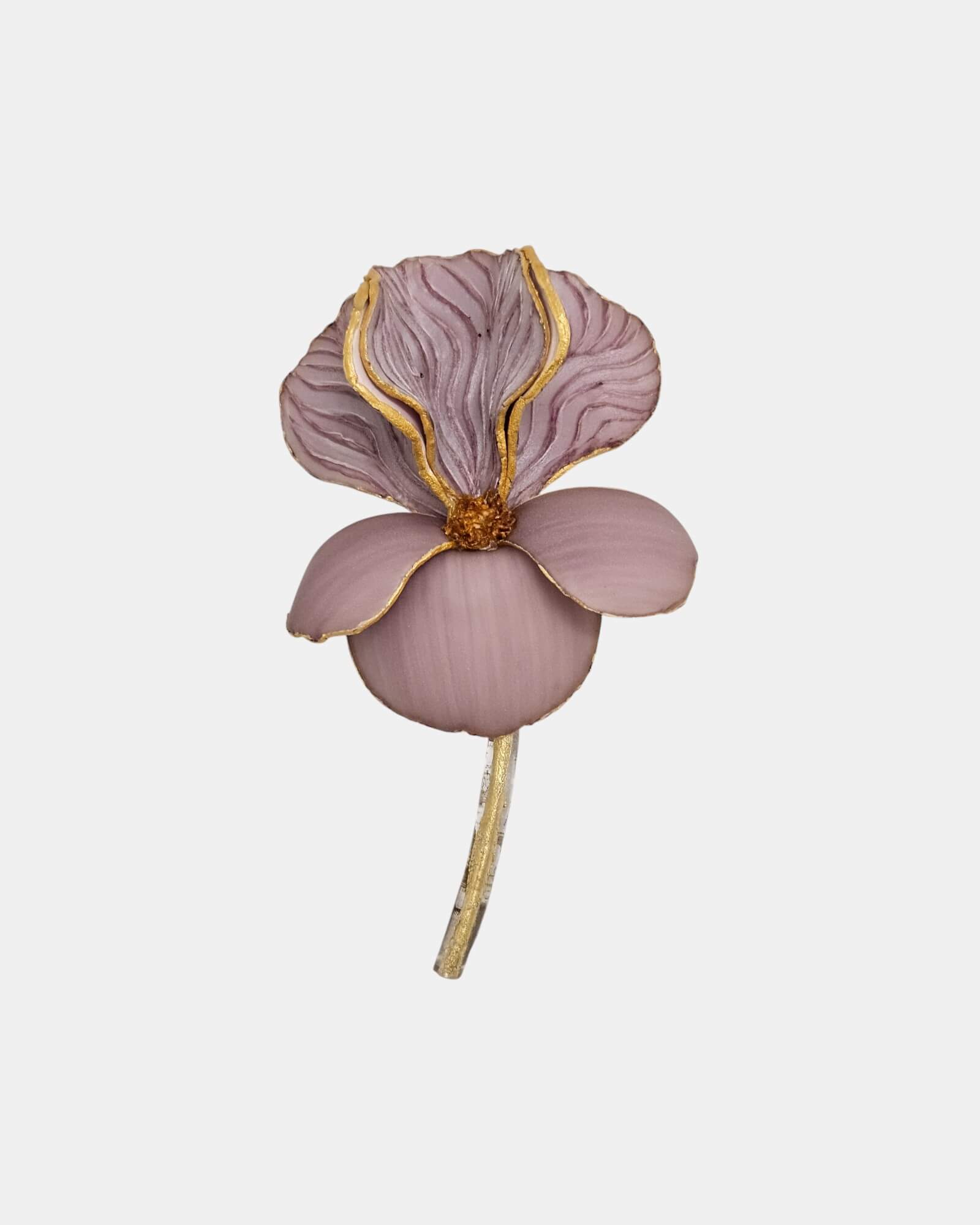 Broche de flor de iris en tono violeta empolvado con acabados en oro y tallo plateado sobre fondo blanco.