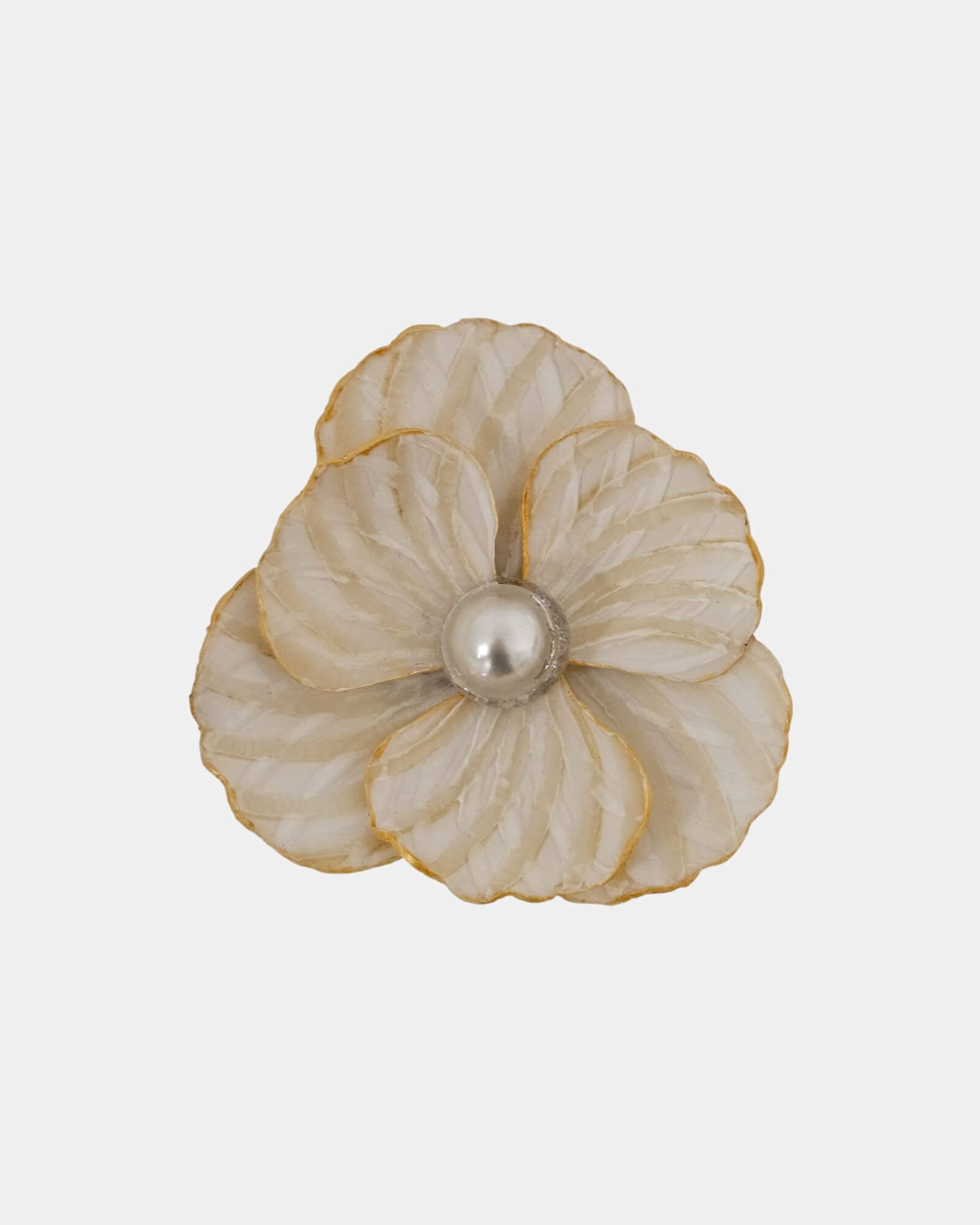 Vista frontal completa del broche en forma de flor blanca con perla y acabados en oro sobre fondo blanco.
