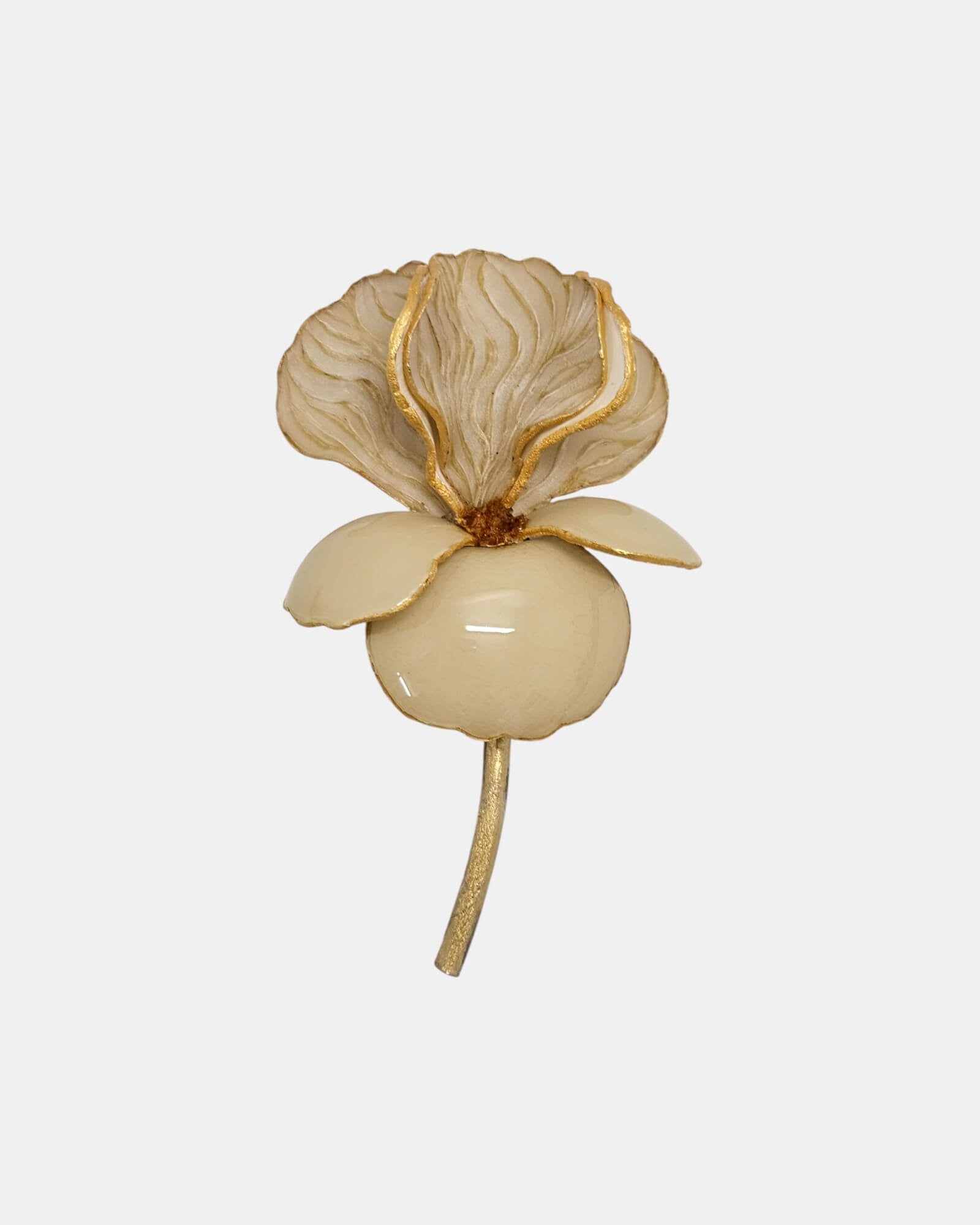Broche artesanal de iris en color crema o beige con tallo dorado, accesorio botánico neutro.