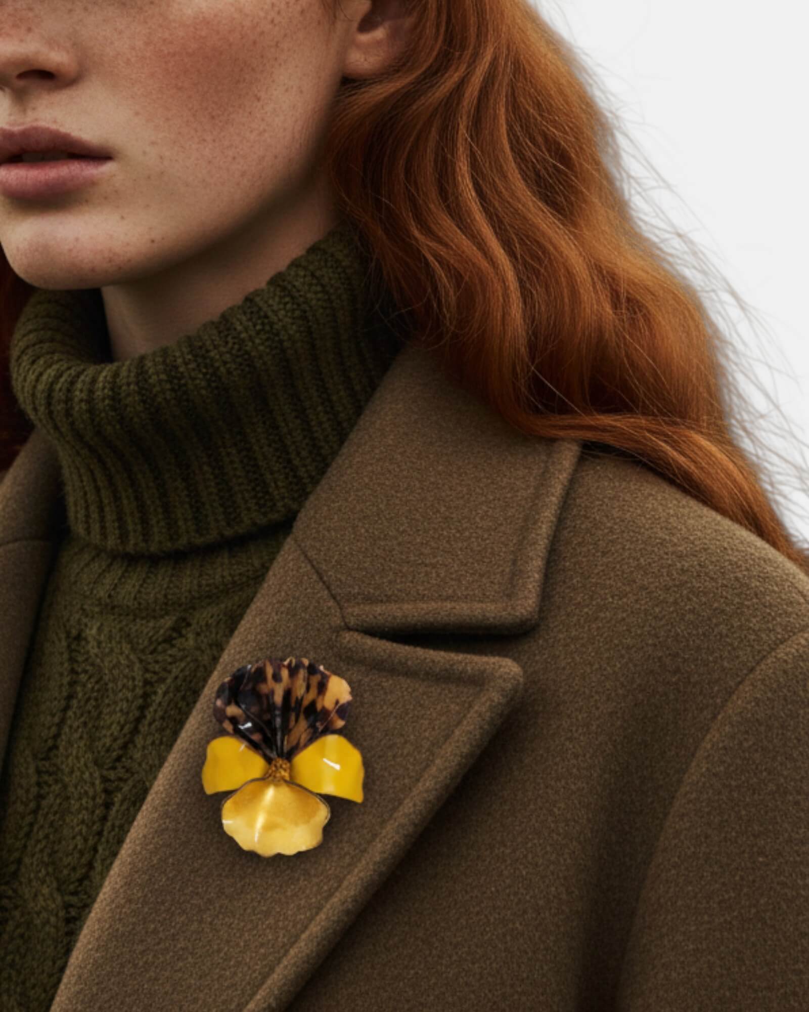 Broche de Resina con Diseño de Flor Iris - Amarillo y Carey