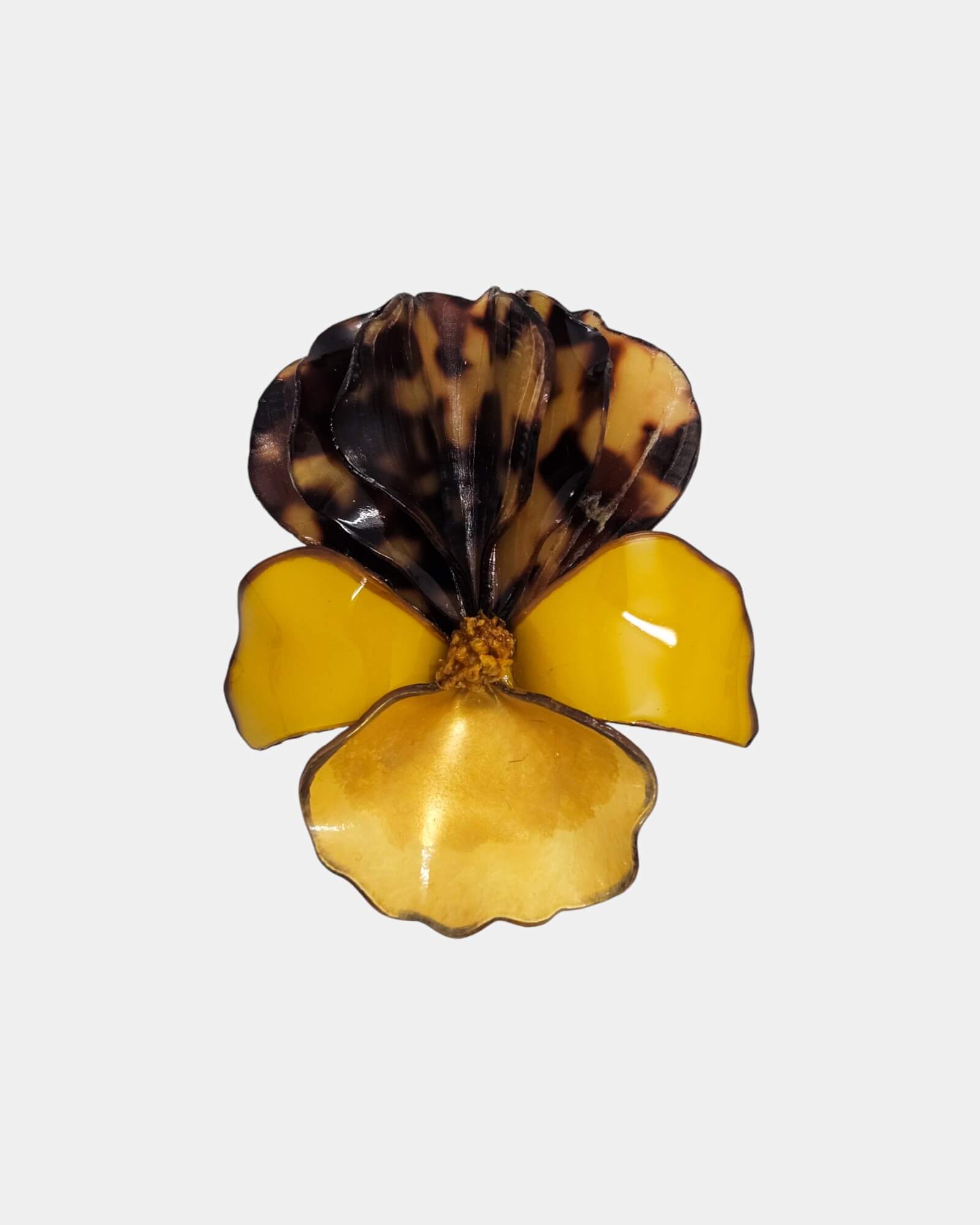 Vista frontal del broche de flor de iris en resina color amarillo y estampado de carey sobre fondo blanco.