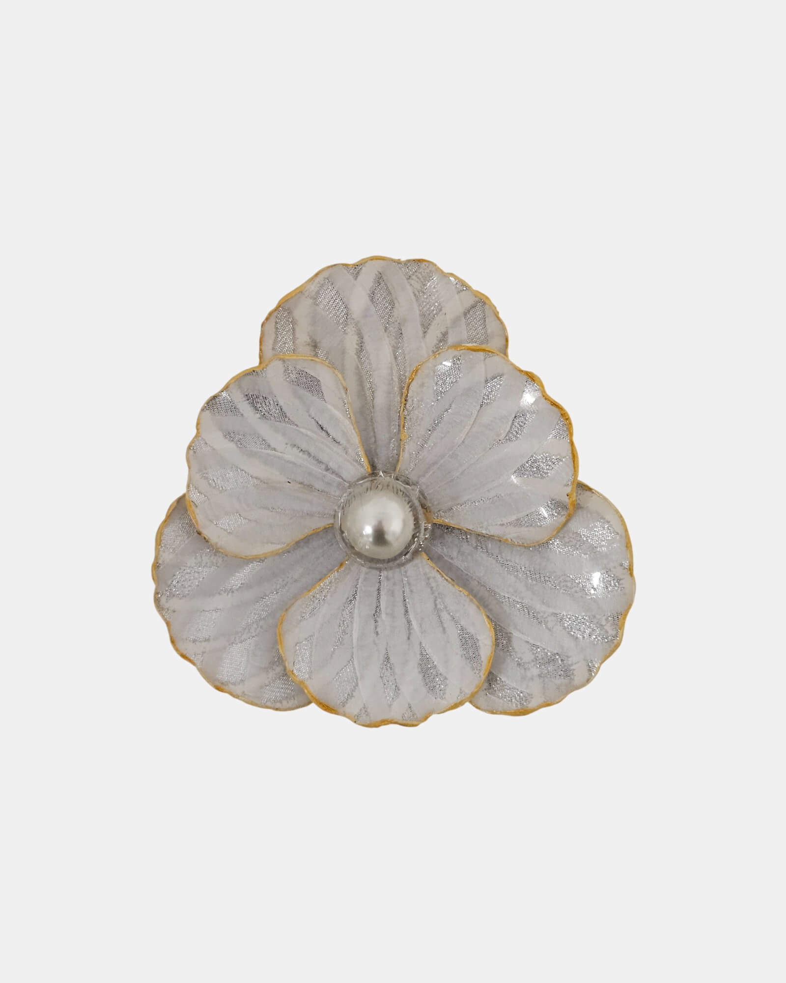 Fotografía de producto del broche de flor blanca y plateada con bordes dorados sobre fondo blanco neutro.