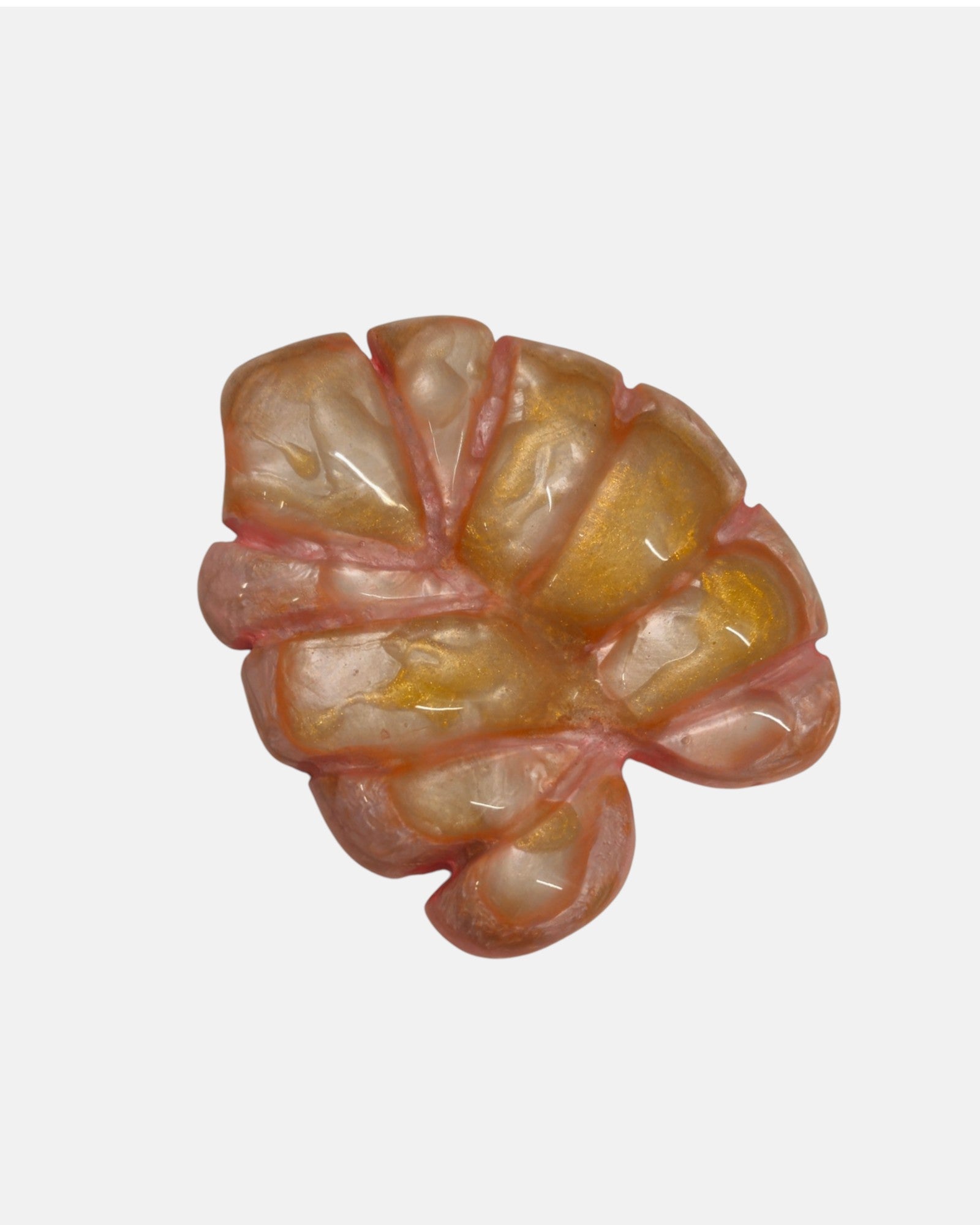 Broche statement Jamile de Dominique Denaive con pétalos de resina en tonos rosa y ámbar dorado, estilo floral artesanal.