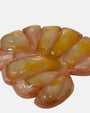 Detalle de los pétalos de resina del broche Jamile mostrando las vetas doradas, rosas y ámbar irisadas.