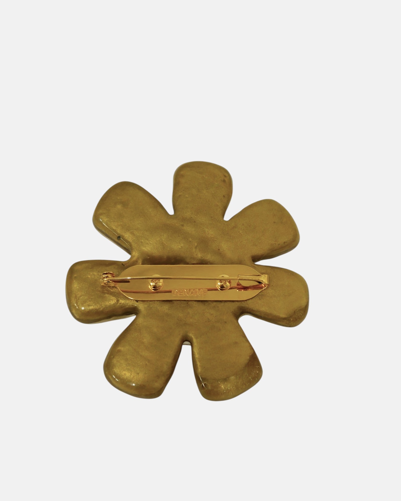 Reverso del broche Inna mostrando el cierre de seguridad bañado en oro y el grabado de autenticidad "Denaive".