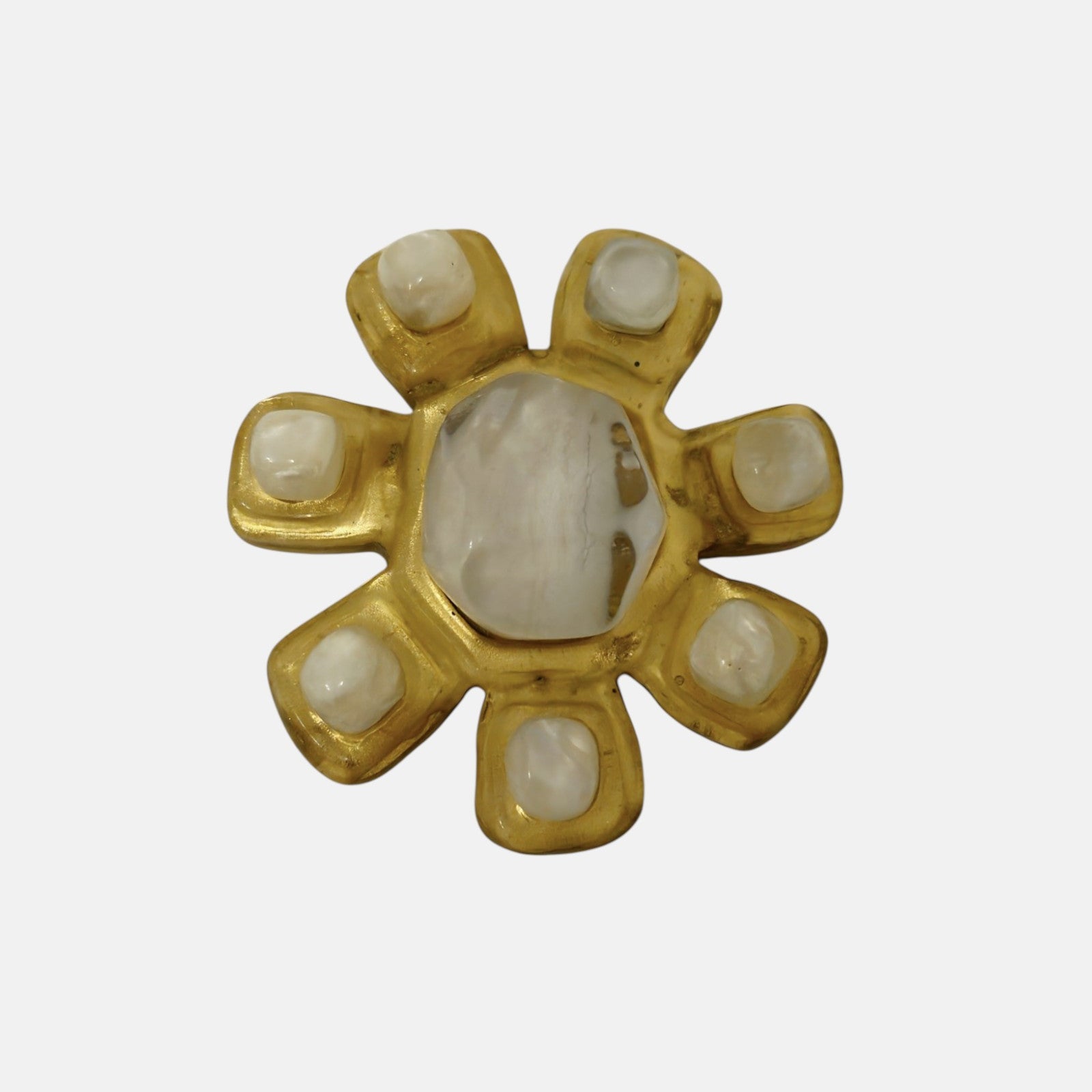 Broche Inna de Dominique Denaive con diseño radial en resina dorada e incrustaciones blancas efecto nácar.