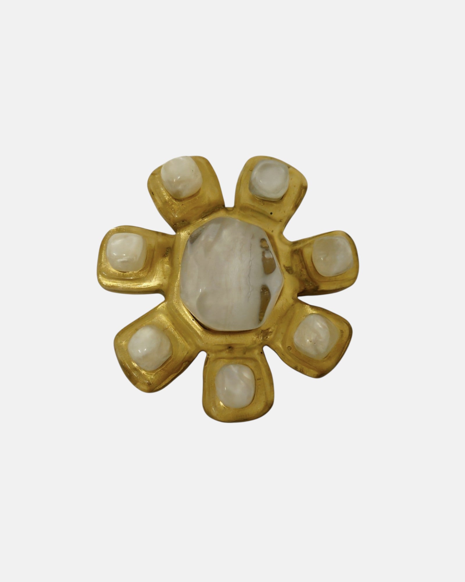 Broche Inna de Dominique Denaive con diseño radial en resina dorada e incrustaciones blancas efecto nácar.