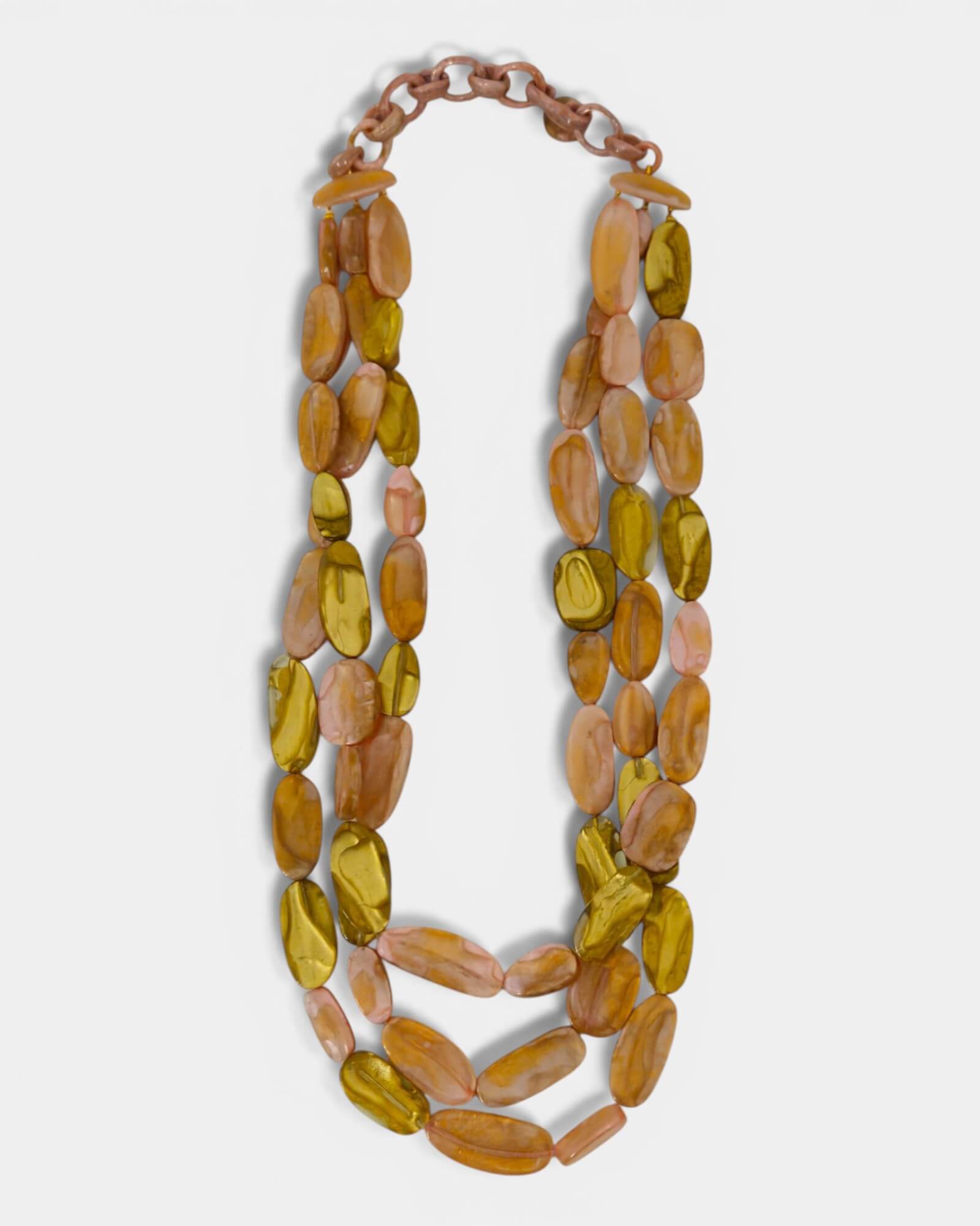 Collar de tres hileras Ophelia de Dominique Denaive con cuentas de resina en tonos rosa y ámbar dorado.