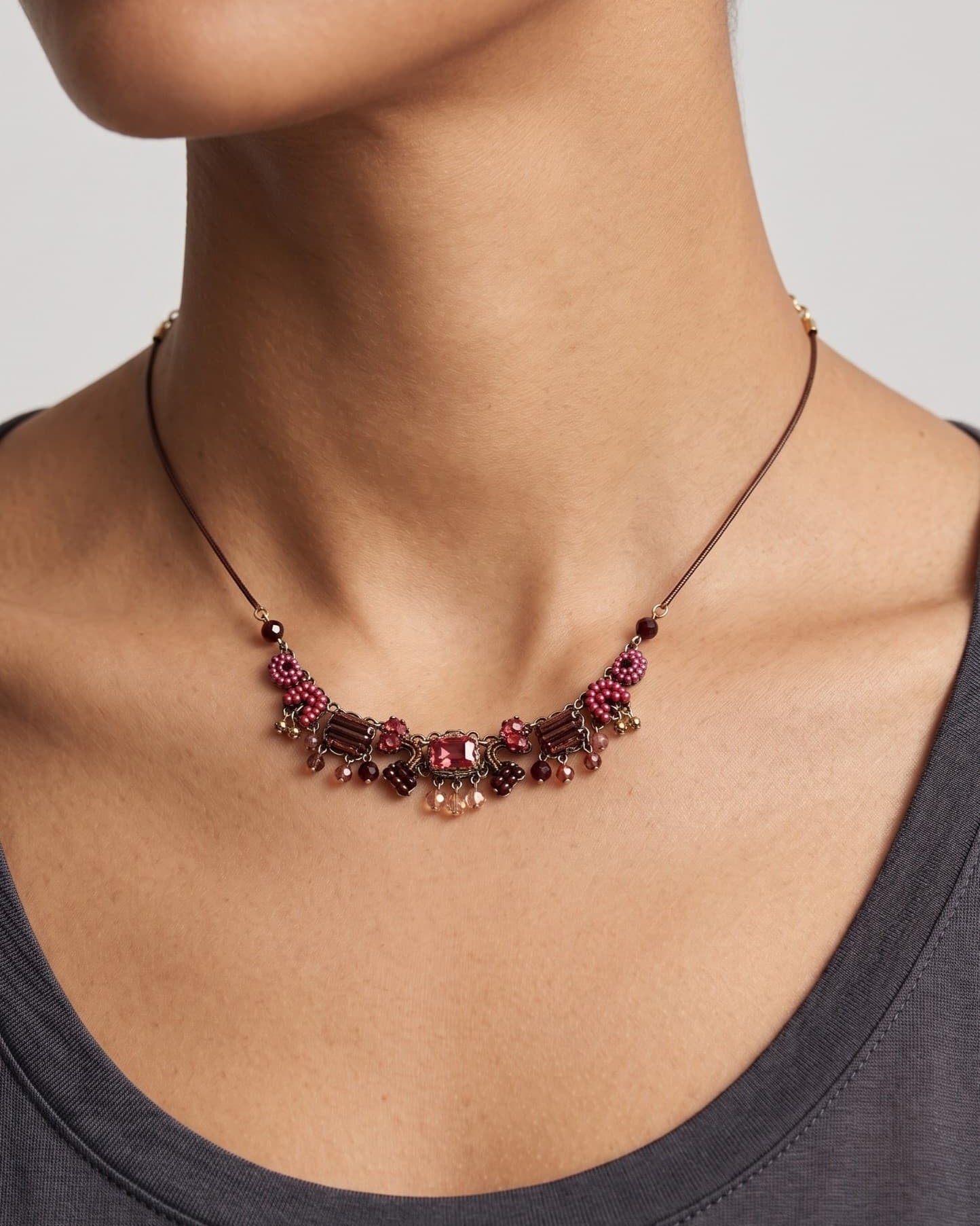 modelo de frente luciendo el collar de pechera de Ayala Bar sobre un escote negro, mostrando cómo se adapta la pieza y su escala maximalista de estilo boho chic.