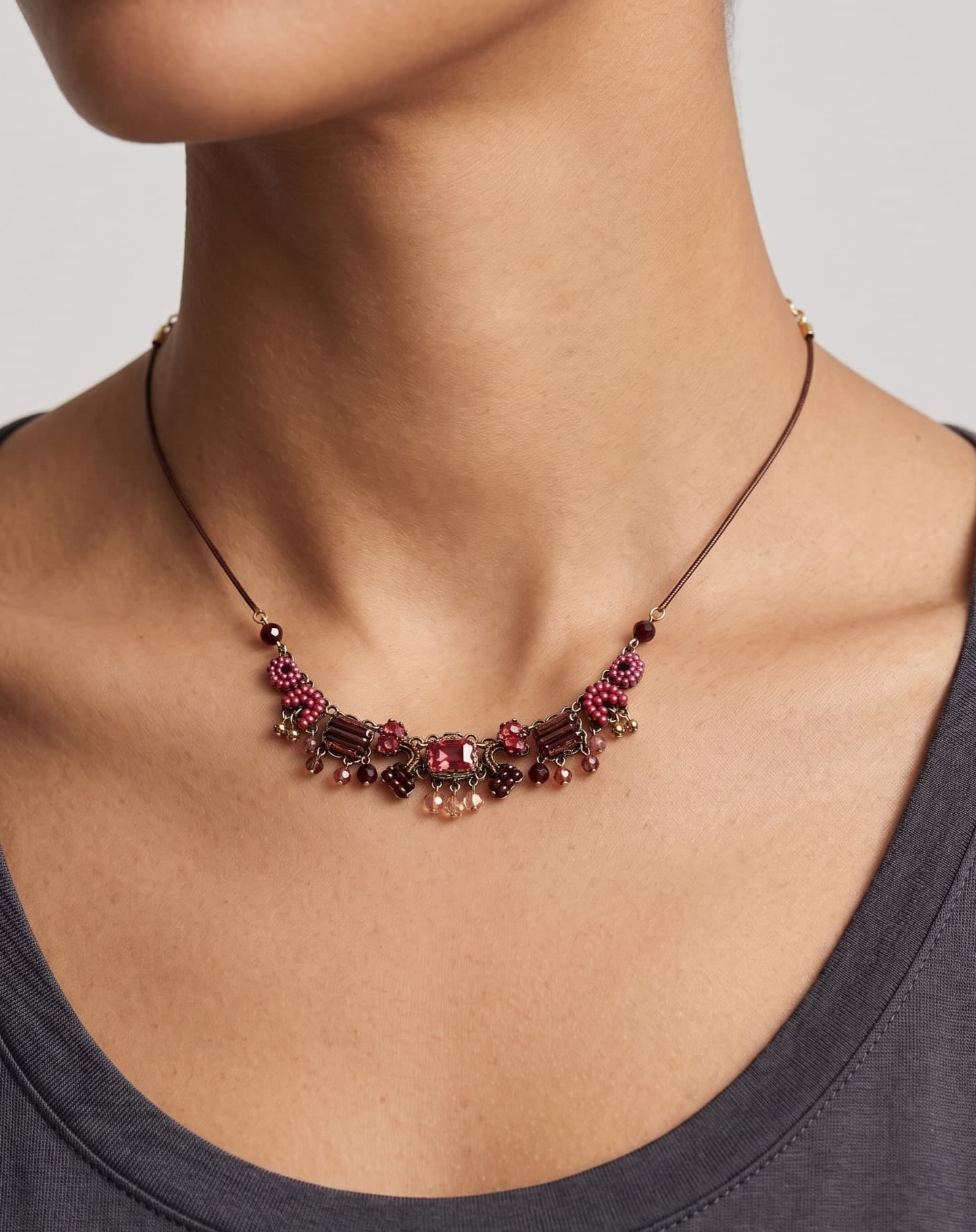 modelo de frente luciendo el collar de pechera de Ayala Bar sobre un escote negro, mostrando cómo se adapta la pieza y su escala maximalista de estilo boho chic.