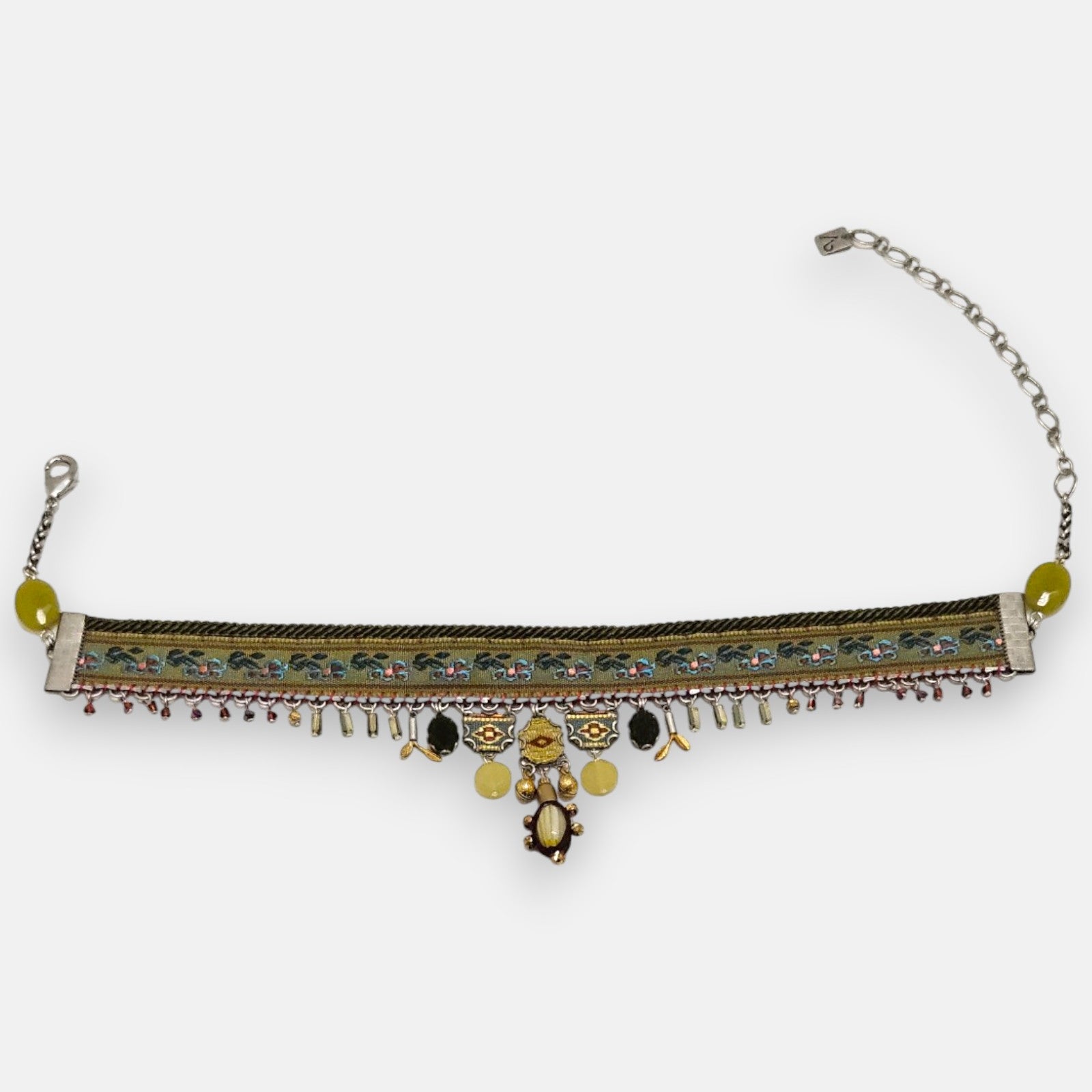 se aprecia el collar colgante completo, permitiendo observar la caída del motivo central y el diseño de la cadena metálica envejecida con cuentas decorativas intercaladas.