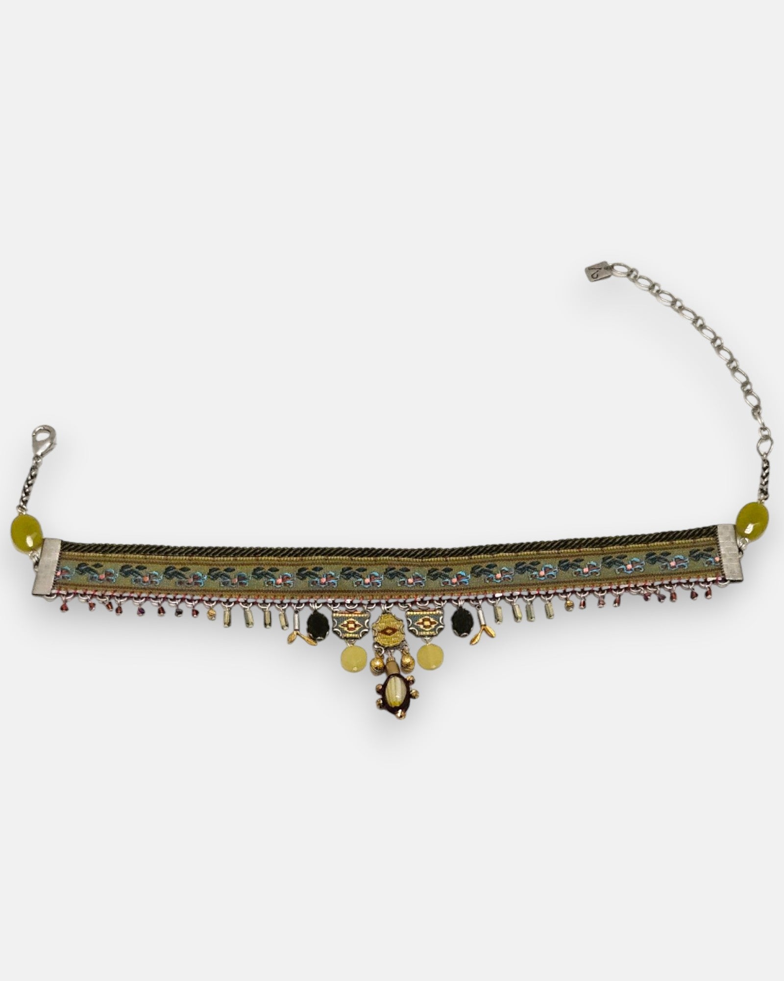 se aprecia el collar colgante completo, permitiendo observar la caída del motivo central y el diseño de la cadena metálica envejecida con cuentas decorativas intercaladas.