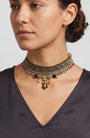 plano frontal del collar de Ayala Bar  con modelo sobre fondo claro, destacando su medallón de estilo mosaico con detalles textiles interiores y borlas colgantes de cuentas de vidrio.