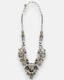 conjunto del collar dispuesto de forma vertical, detallando el balance general de las cuentas de vidrio decorativas insertadas en los eslabones superiores.