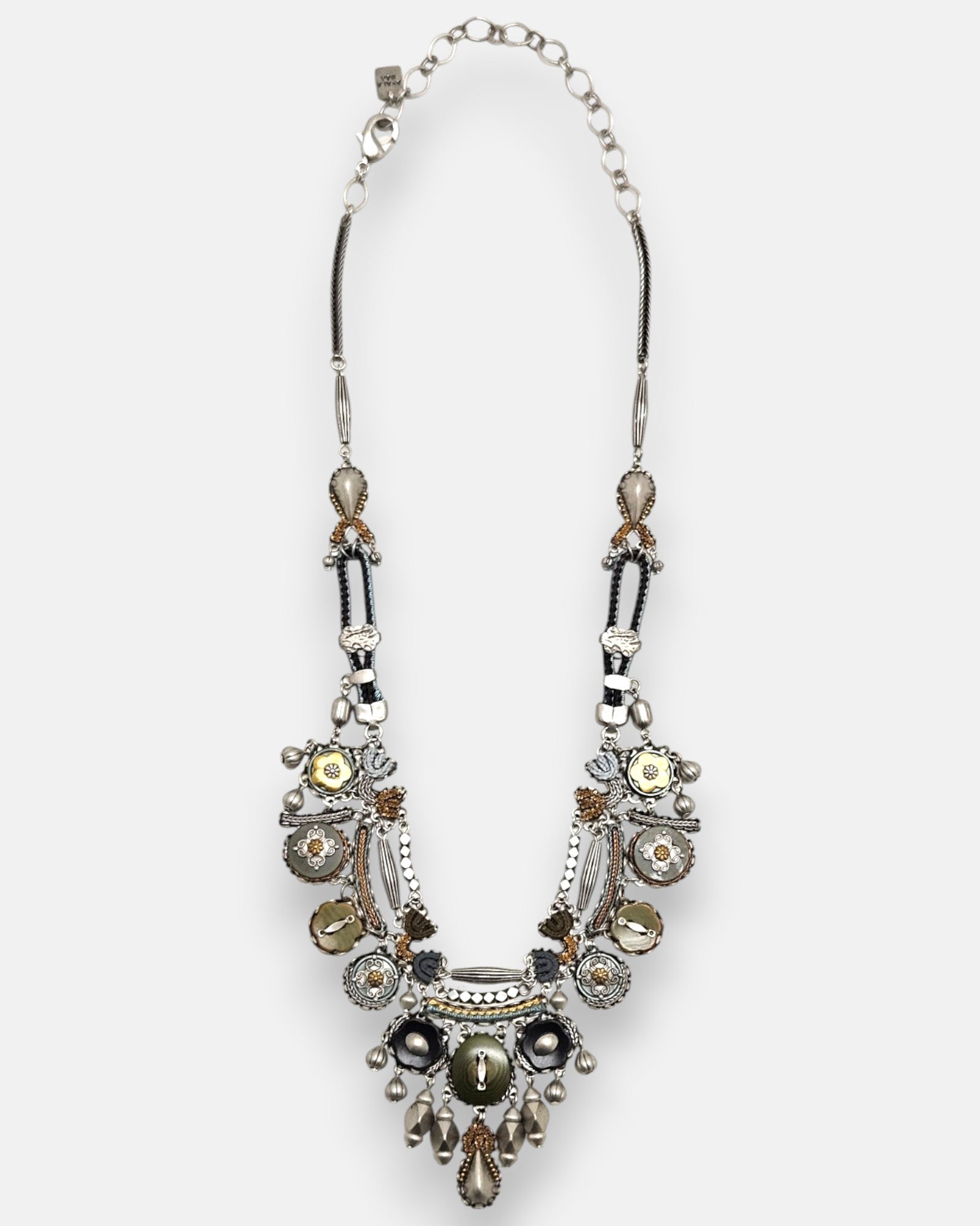 conjunto del collar dispuesto de forma vertical, detallando el balance general de las cuentas de vidrio decorativas insertadas en los eslabones superiores.