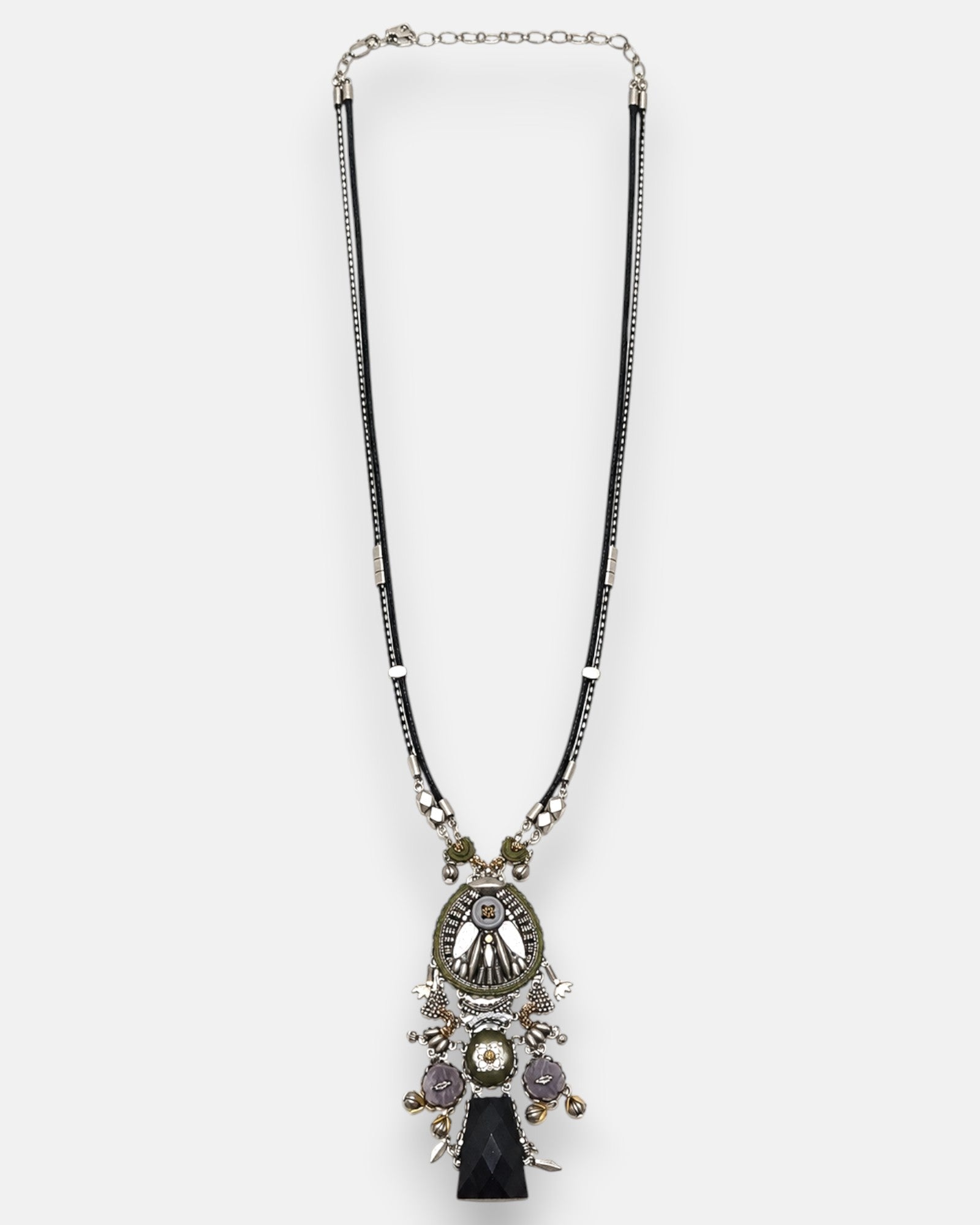 collar colgante completo, permitiendo observar la caída del motivo central y el diseño de la cadena metálica envejecida con cuentas decorativas intercaladas.