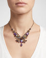 modelo de frente luciendo el collar de Ayala Bar sobre una prenda blanca, destacando la proporción de su diseño boho chic y cómo se adapta sobre la piel.