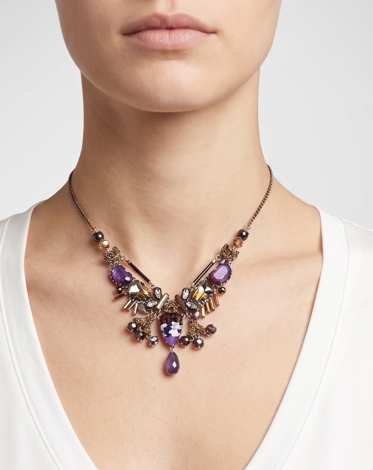 modelo de frente luciendo el collar de Ayala Bar sobre una prenda blanca, destacando la proporción de su diseño boho chic y cómo se adapta sobre la piel.