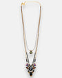 collar completo dispuesto de forma vertical sobre fondo claro, permitiendo apreciar la caída de los cordones paralelos y la cadena dorada ajustable superior.