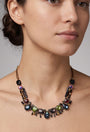modelo luciendo el collar joya de Ayala Bar de forma simétrica sobre el cuello, mostrando su delicada caída y el juego cromático de sus cuentas sobre la piel.