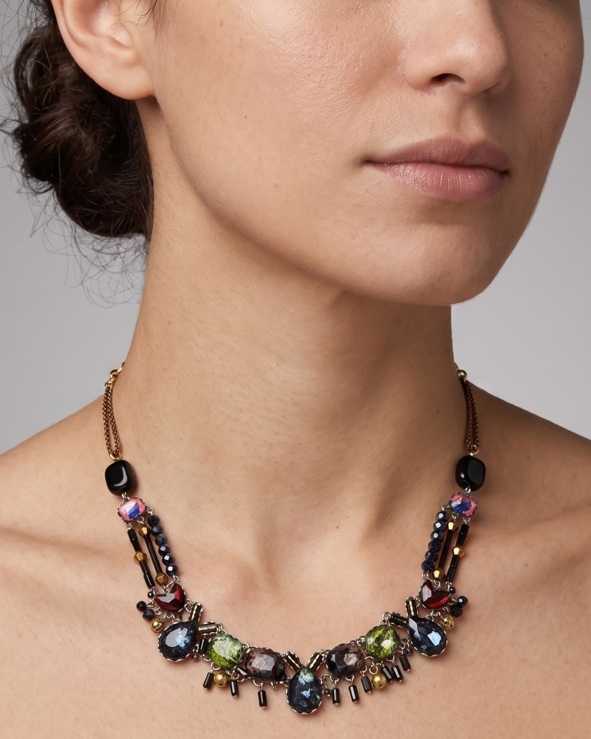 modelo luciendo el collar joya de Ayala Bar de forma simétrica sobre el cuello, mostrando su delicada caída y el juego cromático de sus cuentas sobre la piel.