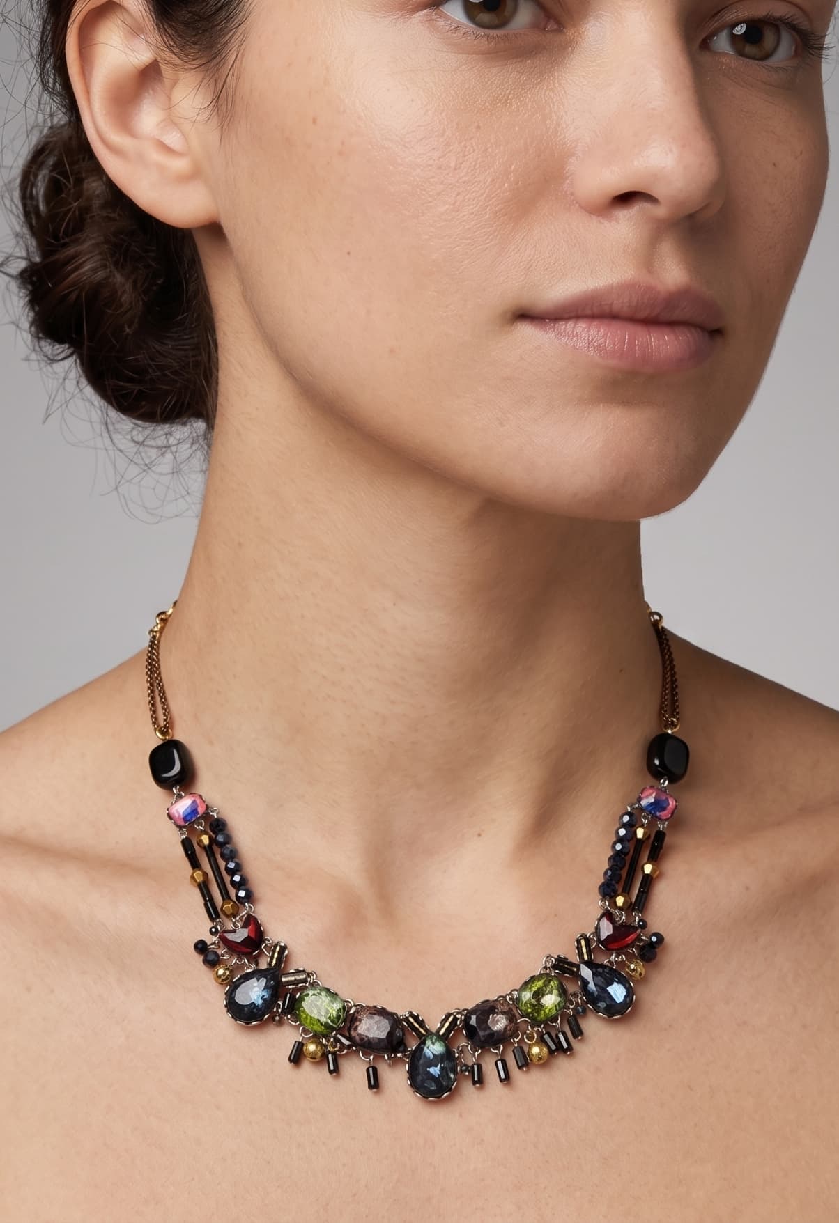 modelo luciendo el collar joya de Ayala Bar de forma simétrica sobre el cuello, mostrando su delicada caída y el juego cromático de sus cuentas sobre la piel.
