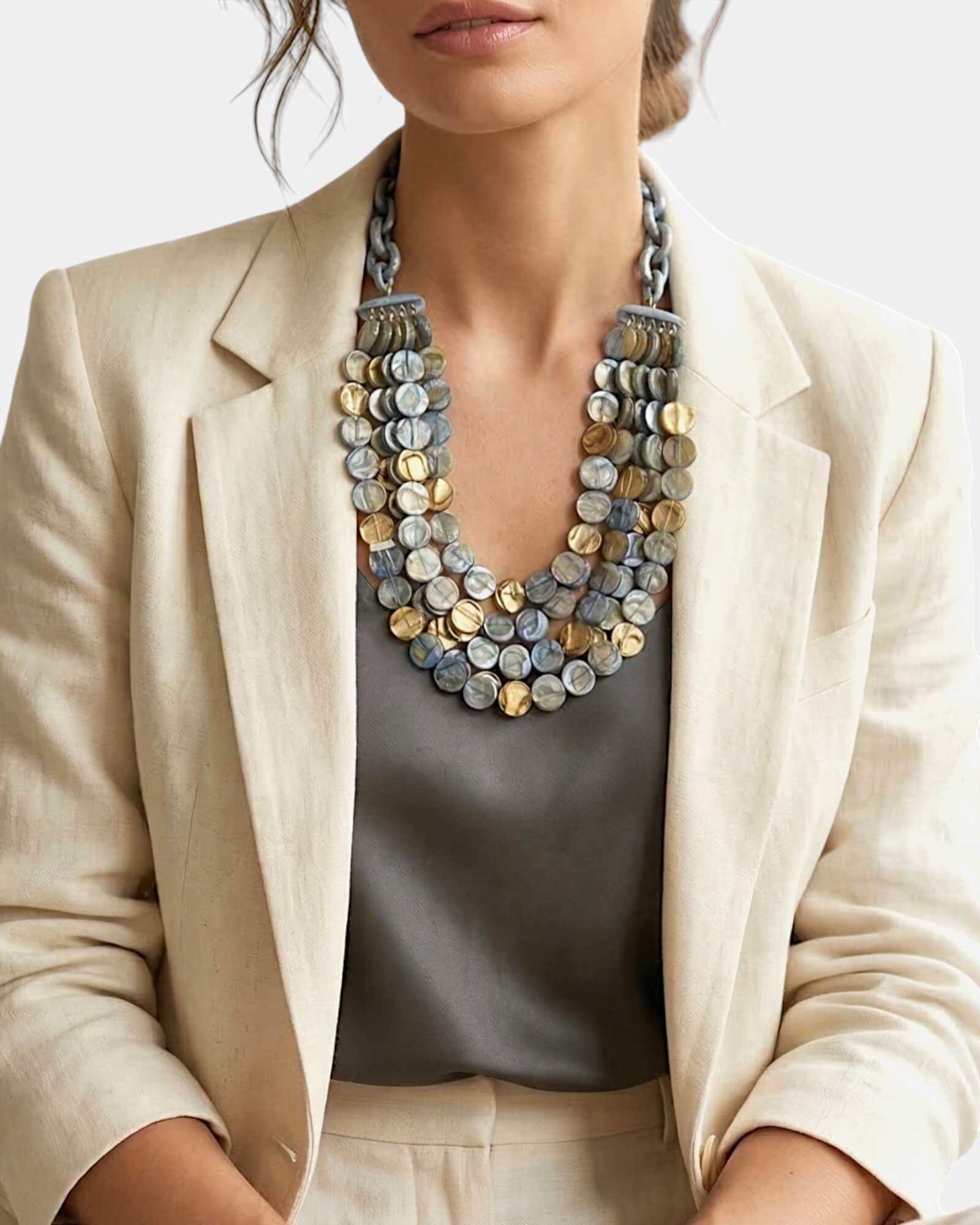 Mujer luciendo el collar statement Lisa Sky Blue con un blazer de lino beige, destacando su volumen y elegancia de lujo silencioso.