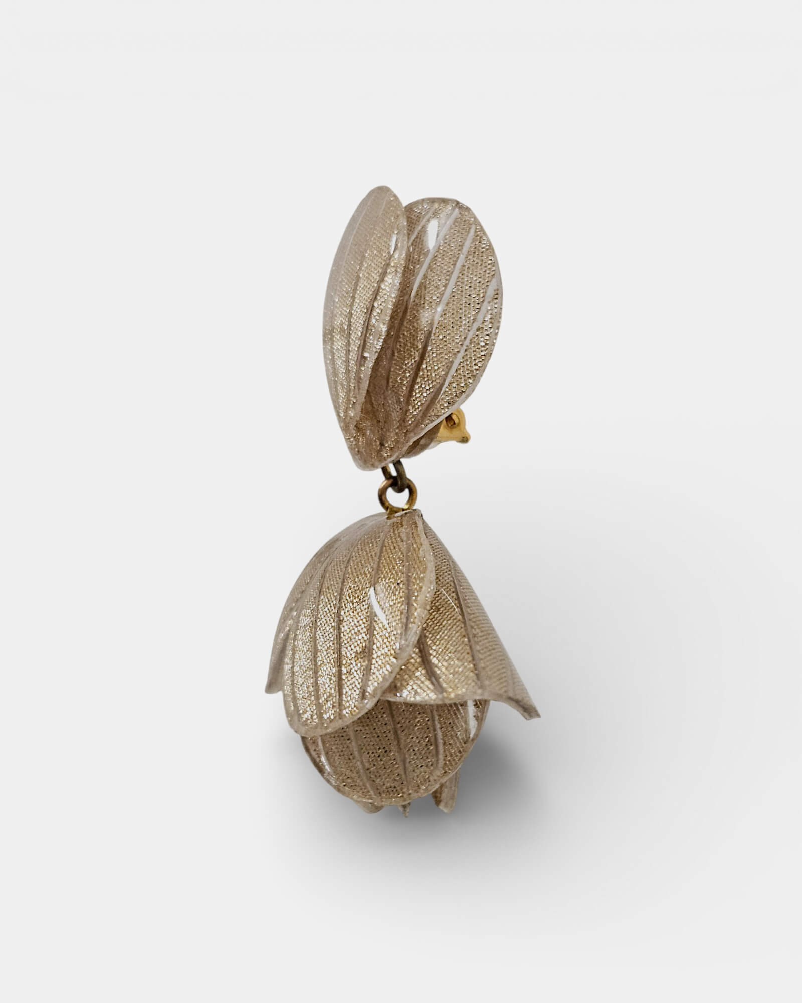 Pendiente dorado tipo clip con diseño floral detallado, joyería Sanci elegante