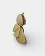 Clip pendiente de resina beige con cierre dorado, detalle elegante Sanci