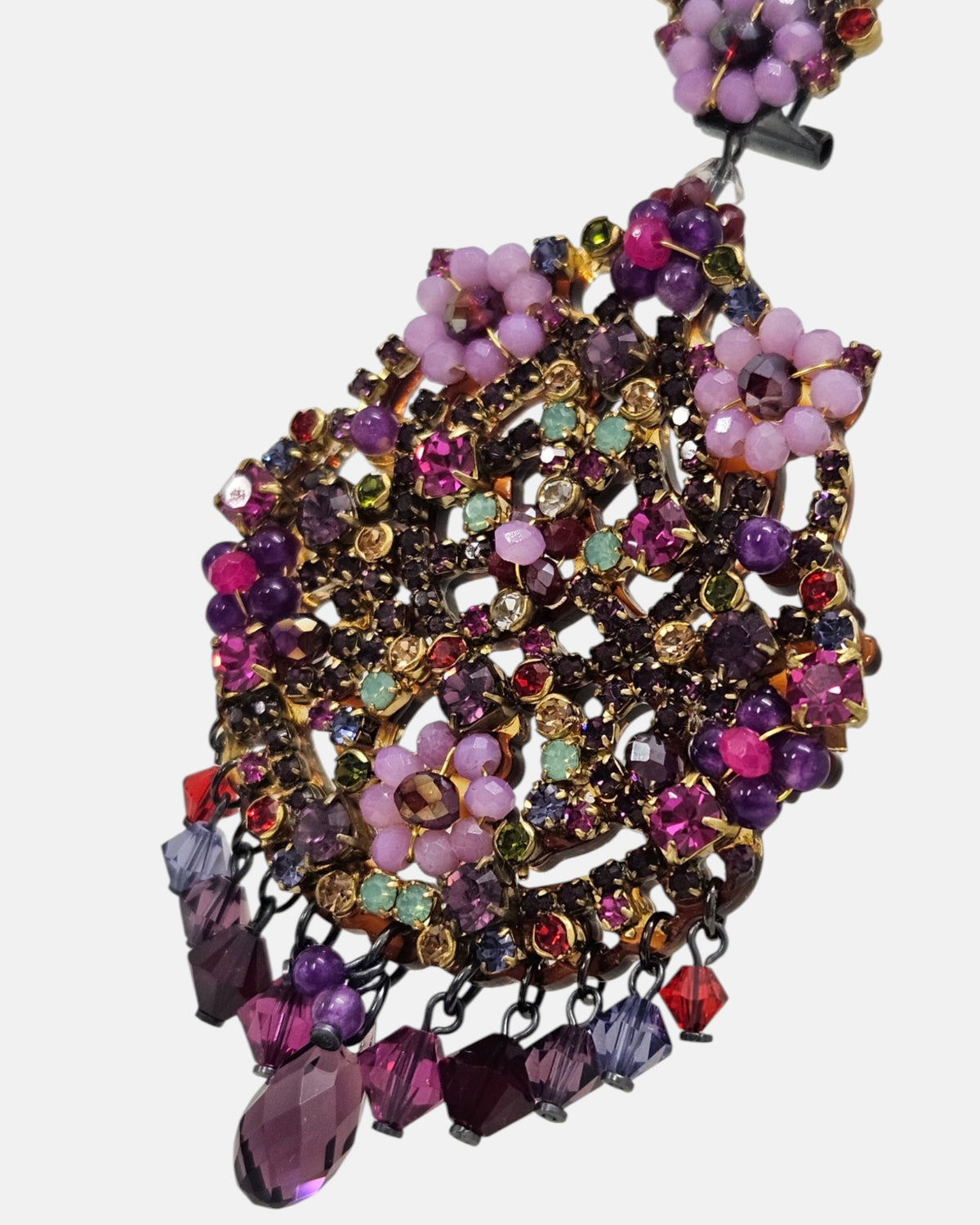 Detalle de las flores de cuentas lilas y el pavé de cristales facetados de pendientes Dublos