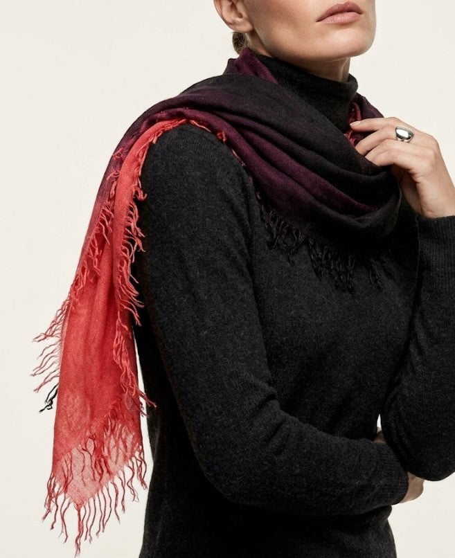 Modelo luciendo el foulard de cashmere y seda Faliero Sarti Loy envuelto al cuello sobre un jersey negro.
