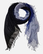 Foulard Faliero Sarti Loy de 130x130 cm extendido en bucle mostrando su degradado cromático en azul y gris perla.