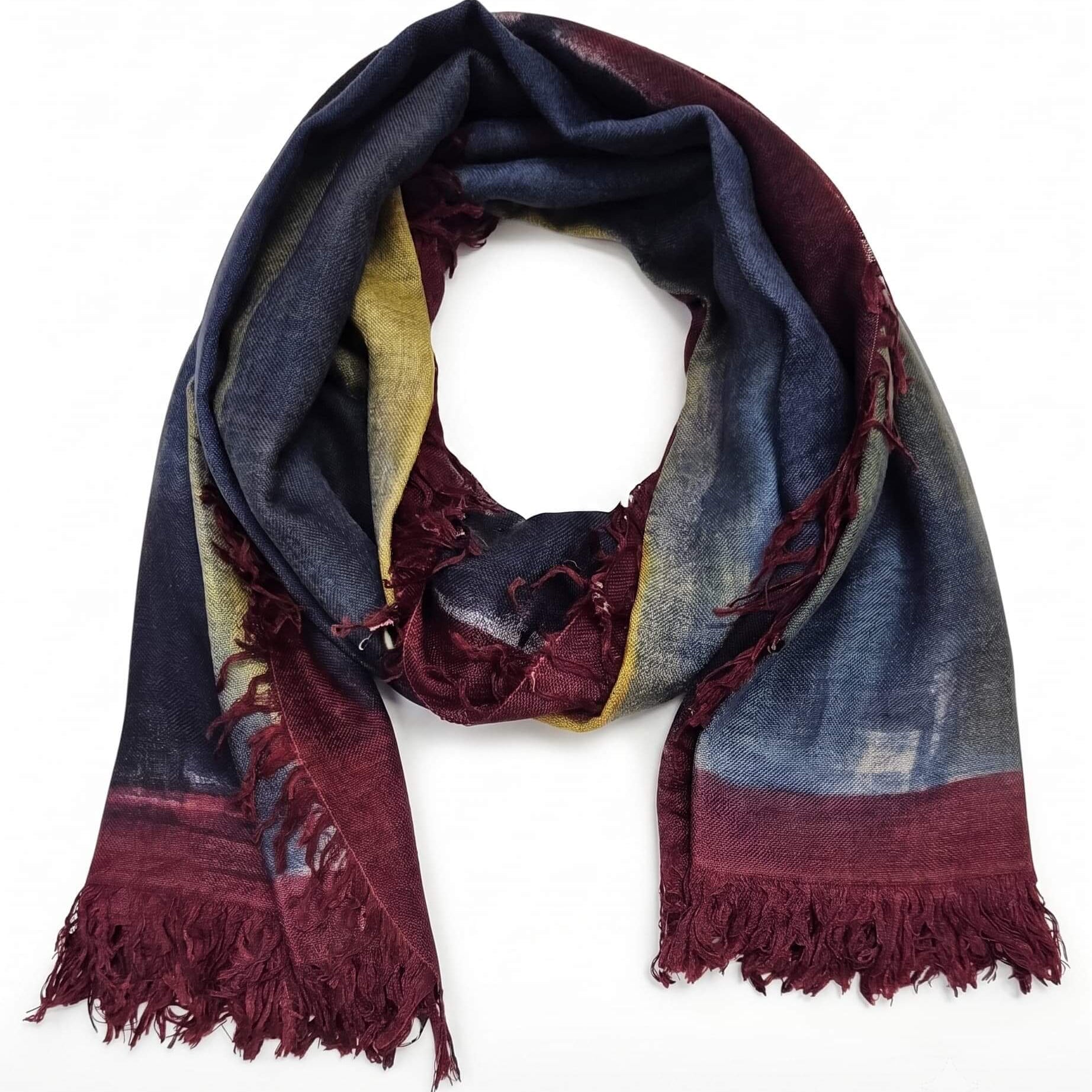 Foulard Faliero Sarti Ella extendido en bucle de 160x165 cm mostrando su estampado teñido en azul, granate y verde oliva.